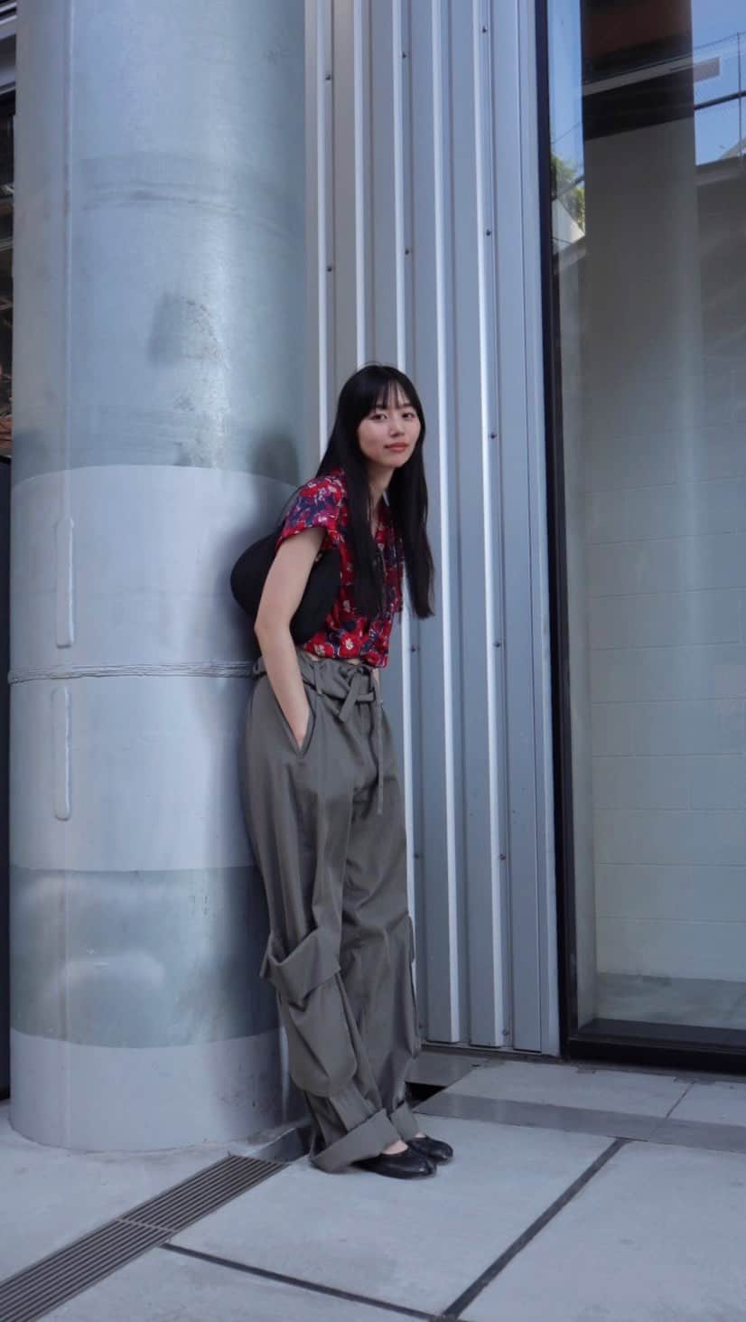 Shiho Sasakiのインスタグラム：「outfit❤️🩶  Tops,eyewear vintage Bottom @openyy_official  bag @shop.kokyo   #私服#夏コーデ#古着mix」