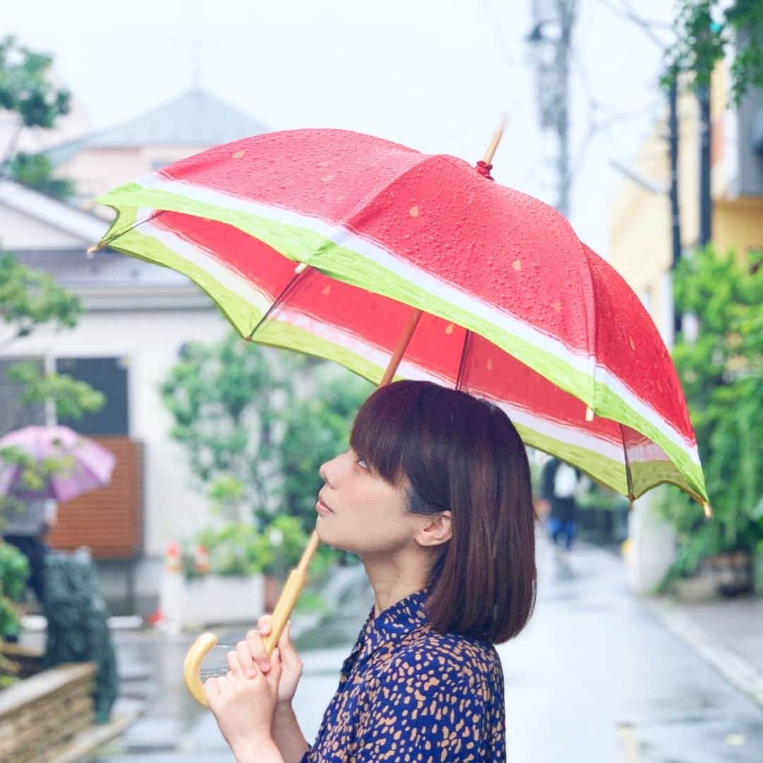 minneさんのインスタグラム写真 - (minneInstagram)「手書き風スイカの日傘  青空の下で赤と緑が映える、手書き風のスイカをプリントした日傘。 防水加工も施されているため、少しの雨であれば雨傘としても活躍してくれます。  まだまだ紫外線が気になる季節。可愛くUVケアをしながら夏のお出かけを楽しみませんか？  ▶️詳細は @minne_official のプロフィールリンクから  ＊ーーーーー  🏠たまには どこかへさん（ @tamaniha.dokokahe ） 「女子会やデート、家族でお出かけの時などに。たまには花見をしよう、たまには海行こう、今年は花火を見に行こう、そんな時に身に付けることで、気持ちが少しでも華やげばと思い制作しております。」 https://minne.com/odawara-y  ＊ーーーーー  🔍スイカな日傘 https://minne.com/items/19377042  #傘 #日傘 #長傘 #晴雨兼用 #スイカ #フルーツモチーフ #夏 #手書き風 #日差し対策 #日除け #UV加工 #防水加工 #fashion #ファッション #ファッションアイテム」8月1日 18時30分 - minne_official