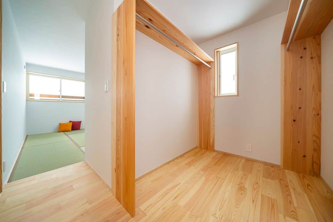 ミヤワキホームさんのインスタグラム写真 - (ミヤワキホームInstagram)「こちらの畳スペースは2階の寝室です🍀  畳の寝室は、自然素材である畳の香りや触感を楽しむことができます✨  その心地よさは、畳ならではの特別なものです🌝  畳の床は柔らかく、歩く際の音が和らぎます🤓 静かな心地よい時間を過ごすことができます✨  －－－－－－－－－－－－－－－－－－－－－－－ 他の施工事例はこちらから ➭➭➭ @miyawakihome #家づくり に役立つ情報を定期的に更新中 －－－－－－－－－－－－－－－－－－－－－－－  #寝室 #和室 #和室のある家 #ウォークインクローゼット #くつろぎ空間 #心地よい空間 #ナチュラル和室 #畳の寝室 #家づくりアイディア #失敗しない家づくり #後悔しない家づくり #収納アイディア #間取りの工夫 #自然素材の家 #無垢 #無垢材 #新築 #マイホーム #工務店がつくる家 #リフォーム #リノベーション #高岡工務店 #富山注文住宅 #高岡注文住宅 #高岡市 #木の家 #ミヤワキ建設 #ミヤワキホーム」8月1日 18時30分 - miyawakihome