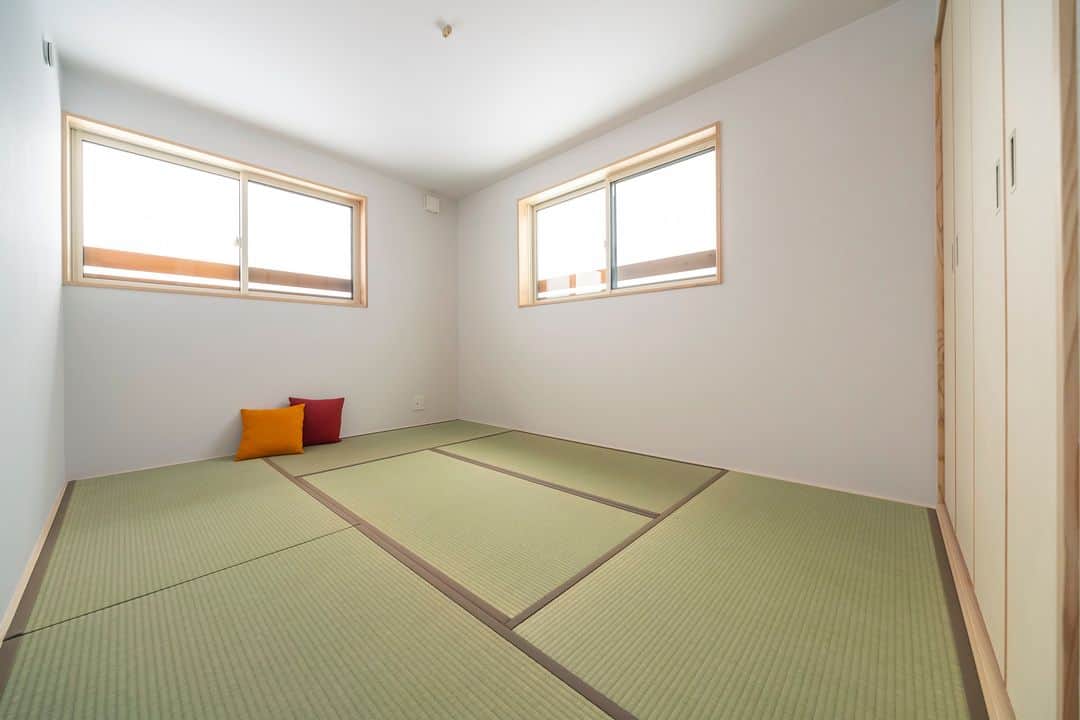 ミヤワキホームさんのインスタグラム写真 - (ミヤワキホームInstagram)「こちらの畳スペースは2階の寝室です🍀  畳の寝室は、自然素材である畳の香りや触感を楽しむことができます✨  その心地よさは、畳ならではの特別なものです🌝  畳の床は柔らかく、歩く際の音が和らぎます🤓 静かな心地よい時間を過ごすことができます✨  －－－－－－－－－－－－－－－－－－－－－－－ 他の施工事例はこちらから ➭➭➭ @miyawakihome #家づくり に役立つ情報を定期的に更新中 －－－－－－－－－－－－－－－－－－－－－－－  #寝室 #和室 #和室のある家 #ウォークインクローゼット #くつろぎ空間 #心地よい空間 #ナチュラル和室 #畳の寝室 #家づくりアイディア #失敗しない家づくり #後悔しない家づくり #収納アイディア #間取りの工夫 #自然素材の家 #無垢 #無垢材 #新築 #マイホーム #工務店がつくる家 #リフォーム #リノベーション #高岡工務店 #富山注文住宅 #高岡注文住宅 #高岡市 #木の家 #ミヤワキ建設 #ミヤワキホーム」8月1日 18時30分 - miyawakihome