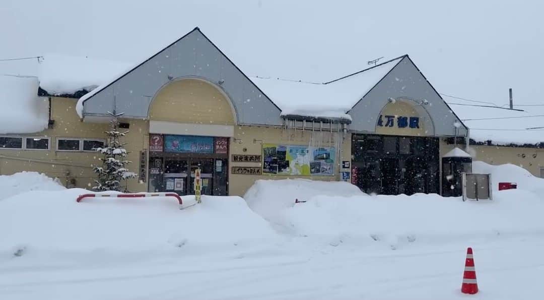 高山沙織のインスタグラム：「【最長片道切符の旅 振り返り♯7】 こんにちはアンドロイドのお姉さんです。 私は函館本線に乗り吹雪が舞う中1時間半かけて長万部（おしゃまんべ）駅に到着したところです。 長万部駅は桃鉄で知ってはいたのですが来るのは初めて。なんといってもここはカニめしの駅弁が有名ですよね。 次の列車まで25分 ほど時間があるので 途中下車をして名物のカニめしをゲットしに行くことに。駅近の販売所にやってきたのですが嫌な予感…。 まさかの定休日でした。 まぁこういうこともありますよね。なので駅ナカの売店でご飯を買うことに。 小さいお土産やさんみたいな感じでおにぎりとかもなく惣菜パンを買いました。  長万部駅から14時37分発の特急北斗に乗って一気に新函館北斗駅まで。 車内でさっき買った惣菜パンを食べます。 今日で北海道旅を終え本州へ向かう予定なので北海道最後の食事がパンだけ味気ないなと思っていたんですが、購入したコーンパンがめちゃめちゃ美味しかったです 。パッケージを見てみると士幌町でとれたコーンらしく本当に何の気なしに買った惣菜パンでさえ美味しいなんて最後の最後に北海道の食のレベルの高さに驚かされました。  今日で車窓から見える北海道らしいダイナミックな雪景色も見納め。少し寂しさをかんじます。  新函館北斗駅に到着しました 。 ここは現在日本最北端の新幹線の駅ですね。  新函館北斗駅の気温はマイナス1.5°c。 でもこれでもあったかく感じるようになったほど北海道を旅してきました。  最後に旅行支援のクーポンを使い切ろうと売店によってみたらまさかの長万部のカニめしと遭遇。 思わず買ってしまいましたよね。もう北海道心残りはないです。（函館でウニ食べたかったなぁ）   ということで16時20分の新幹線はやぶさに乗車します。 はやぶさ号は青函トンネルを通っていよいよ本州へ 。 約54キロにも及ぶ青函トンネル。 車窓はほぼ真っ暗です、 サッポロクラシックを飲んでいたらいつの間にか青函トンネルを抜け出していました。 抜けてもトンネルがちであまり感動はないですが……。 ようやく本州、そして青森県に突入です。 最長片道切符の旅を始めて途中離脱もありつつ13日目にして ようやく本州に到着しました。  りんご自販機でリンゴジュース全種類買って、晩御飯は長万部で食べそこね新函館北斗で運命的な再会を果たしたカニめし。  駅弁は車内で食べる方が美味しいね。きっと。  という事でいよいよ本州に入ってきました。 本州に入ってからが最長片道切符のヤバさの本番だということをこの時はまだ知りませんでした……。」