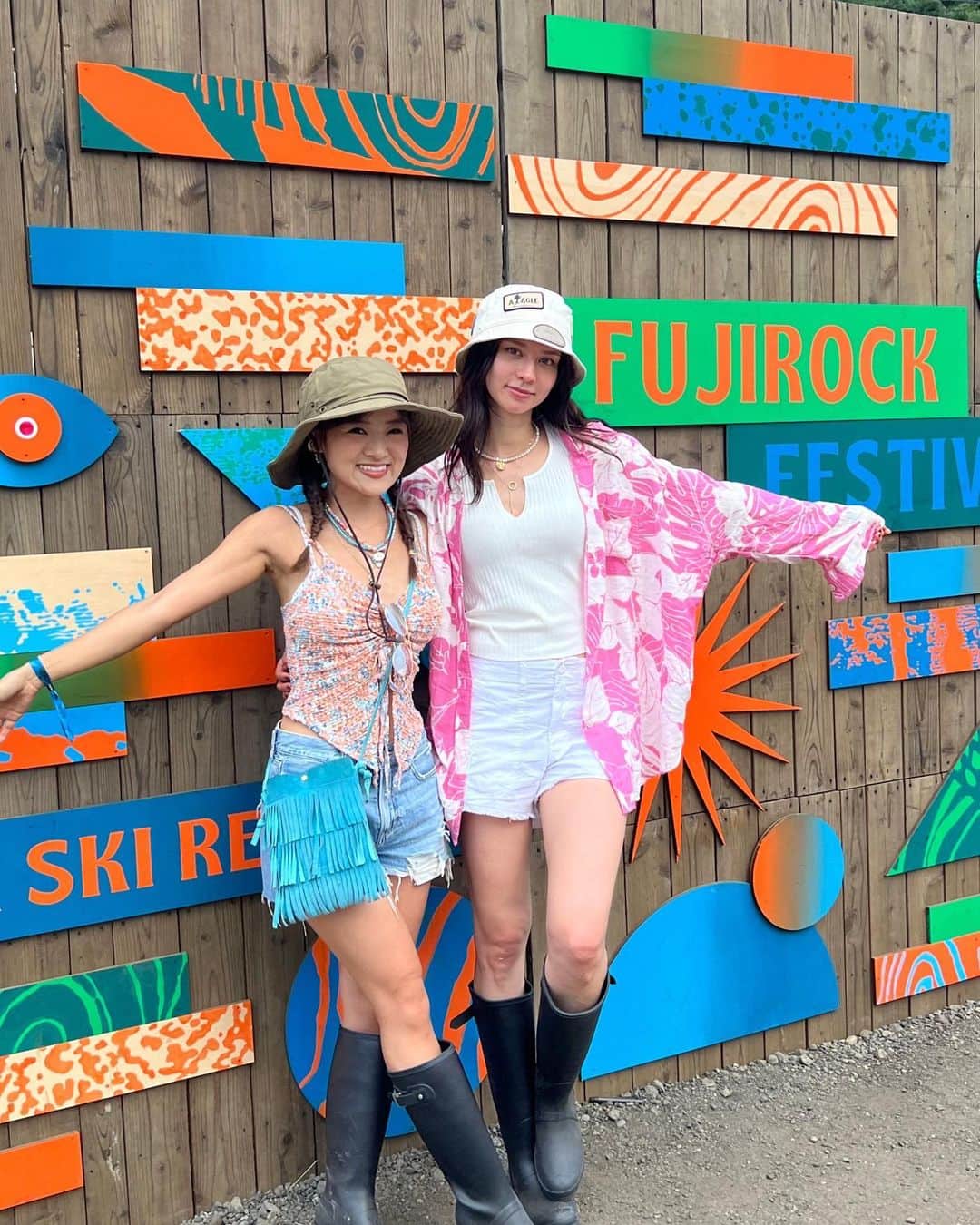 アメリカンイーグルのインスタグラム：「アレクサ初めてのフジロック 🏔🎸 @americaneaglejp の伸縮性のあるデニムのショートパンツとバケットハットが涼しさを保ち、ふわりと風に揺れるフラワーシャツが夏らしくキュートに見せてくれます☀️✨ たくさんの太陽、素晴らしい人々、かわいい衣装、楽しいエネルギー、そして夏の音楽 🎶 これで、私の 2023 年の夏は完了したように感じます 😌  #アメリカンイーグル #americaneaglejp #AEジーンズ  #TheSummerofUs」