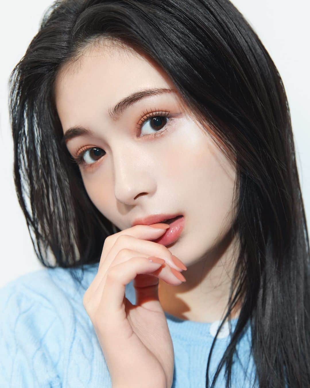 椎名亜美のインスタグラム：「10月2日にキングダムの束感マスカラから新色のアッシュブラウンが登場します🫶🩵束感マスカラみんな使ってね🫶」