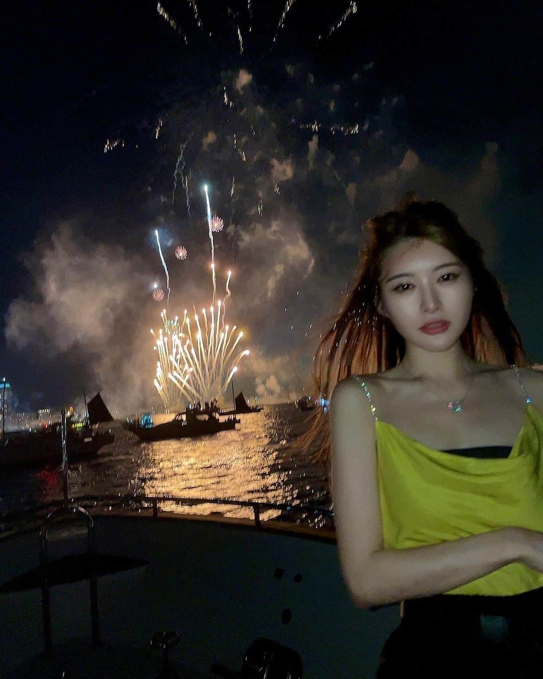 相沢みなみさんのインスタグラム写真 - (相沢みなみInstagram)「HELLO AUGUST🎇💛 I enjoyed fireworks festival at  Minatomirai in Yokohama City!! It was so beautiful looking up fireworks on the sea⛴️💫 What's your summer plan? . 8月やほ🌻☀️ #みなとみらい花火大会 🎇 船の上から見れたので今までで一番近くで花火が見れました🌟 めっちゃ綺麗だったなぁ みなさんこの夏のプランはなんですかー？？🍉 . #花火大会 #fireworks #summer  #summertime #summervibes  #minatomirai #yokohama  . #相沢みなみ  #minamiaizawa」8月1日 18時34分 - epoint2016