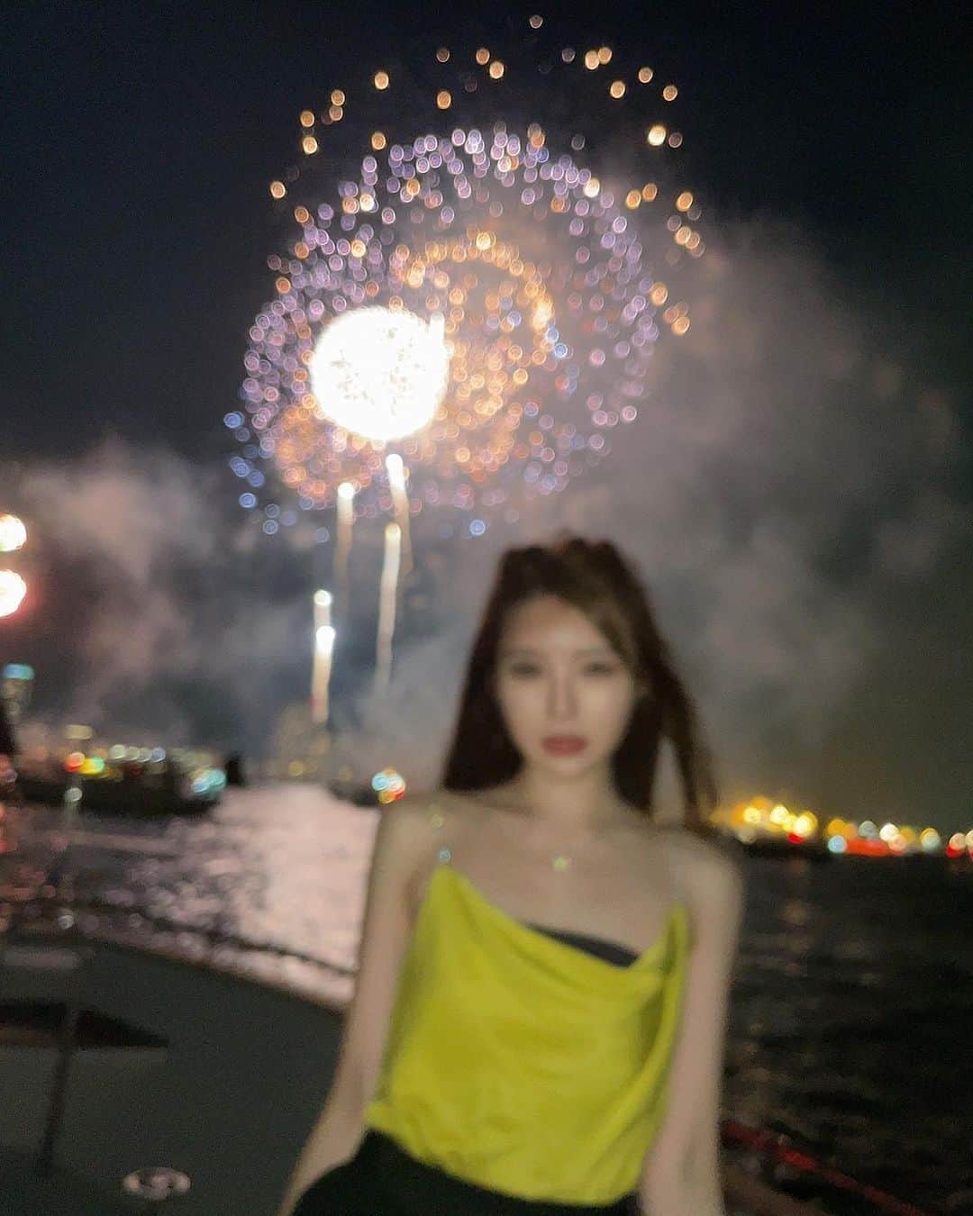 相沢みなみさんのインスタグラム写真 - (相沢みなみInstagram)「HELLO AUGUST🎇💛 I enjoyed fireworks festival at  Minatomirai in Yokohama City!! It was so beautiful looking up fireworks on the sea⛴️💫 What's your summer plan? . 8月やほ🌻☀️ #みなとみらい花火大会 🎇 船の上から見れたので今までで一番近くで花火が見れました🌟 めっちゃ綺麗だったなぁ みなさんこの夏のプランはなんですかー？？🍉 . #花火大会 #fireworks #summer  #summertime #summervibes  #minatomirai #yokohama  . #相沢みなみ  #minamiaizawa」8月1日 18時34分 - epoint2016