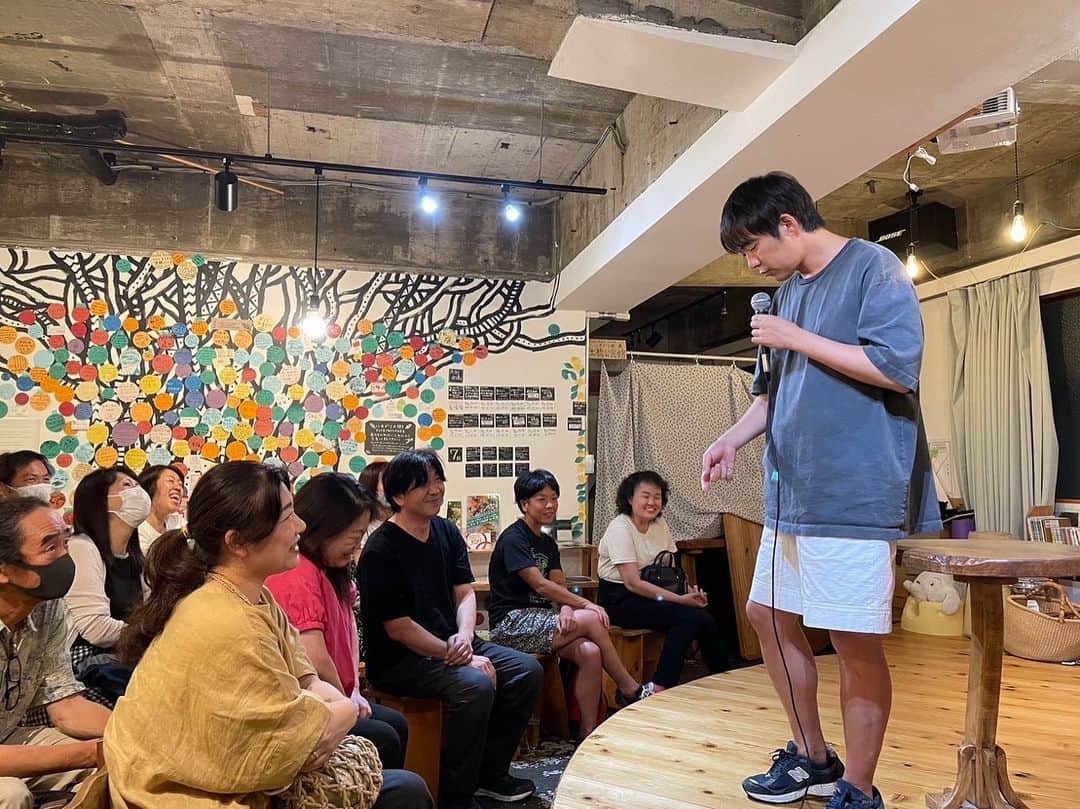 村本大輔さんのインスタグラム写真 - (村本大輔Instagram)「夏のこの時期は広島に来る。今回は東広島と広島で二公演。蝉の鳴き声の中、原爆ドームとあの川を見てると色んなことを考える。外国人がたくさん広島に来てて原爆ドームに長蛇の列ができてた。広島のカフェの女性と話した、外国人の方が自分ごとのように原発ドームを見に来て日本人の方が他人事のように感じる時があると言ってた。前に店に来た日本人の男性たちが「この辺でどこ行ったらいいですかね？」と言われ「平和公園はどうですか？」と言うと「あそこ何もないでしょー」と笑ってたらしい。その時にその女性はとても寂しい気持ちになったそうだ。  ※明日から沖縄だったんですが台風の影響で飛行機飛ばなくなり、三日間のライブ日程変更になりました、各主催者さんから連絡が行くと思います。よろしくお願いします。  ８月26土 読谷ライブ  28月 那覇　 誰でもスタンドアップ  29火 那覇ナチュラルワインとコラボライブ  の予定です。  あと例のツイートによってアカウントしっかり制限されてました笑  てかTwitterはXになったならツイートはなんて言うんですか？」8月1日 18時34分 - muramotodaisuke1125