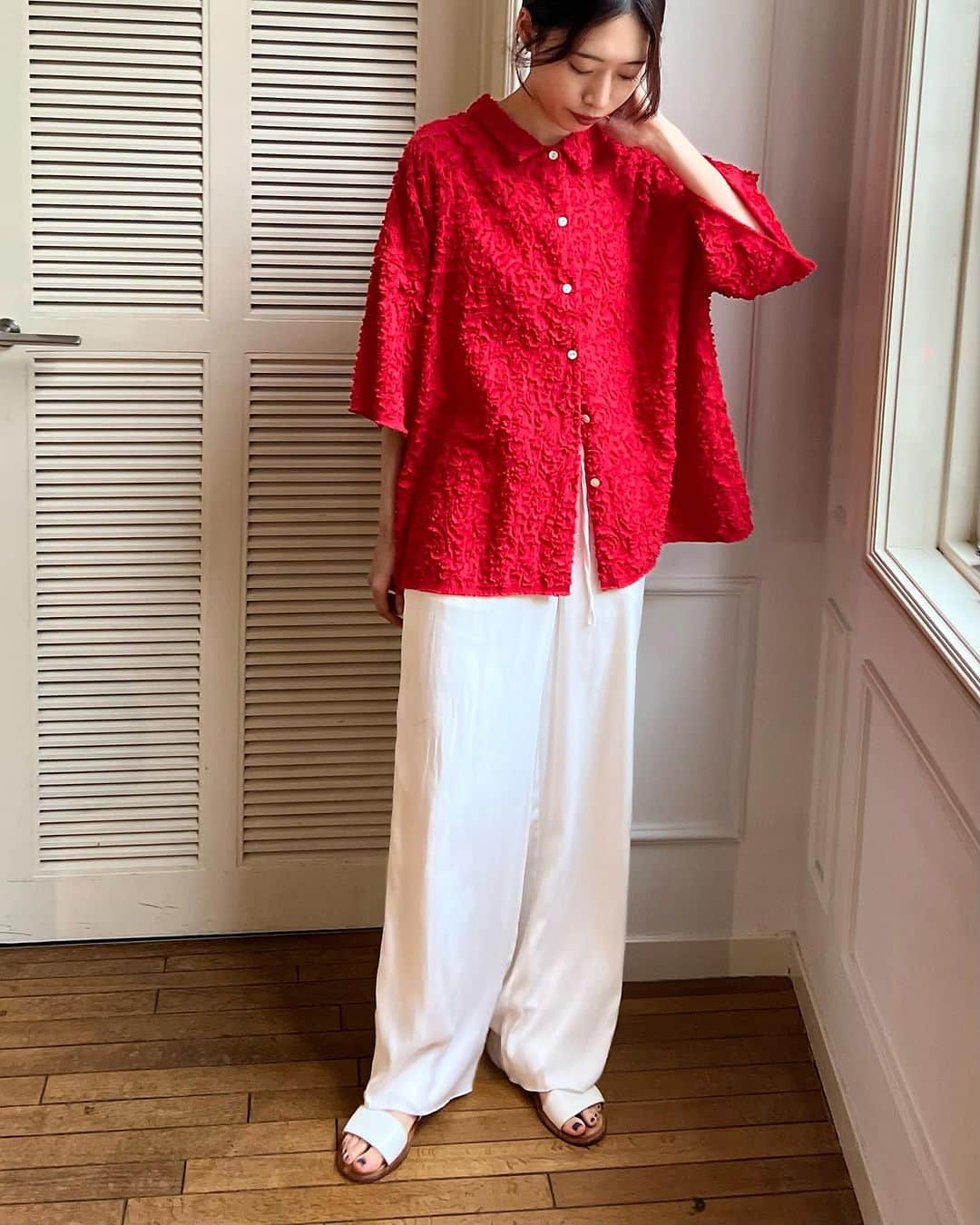 のインスタグラム：「Greed International   "Original Flower Cut JQ Shirt in Red"  シンプルになりがちな夏の装いのアクセントになる赤シャツ ベースが綿なので程よい張りとナチュラルさがあります ボタンを閉めてトップスとしても羽織としても活躍します 高級感のある小ぶりな貝ボタンがさらに大人の雰囲気に🐚  Original Flower Cut JQ Shirt in Red ¥33,000 Size:Free  #greedinternational #bedandbreakfastqualityoflife #greedtokyo #greedfukuoka #ootd#fashion#shirt#jacquard #madeinjapan#seasonless   #ジャガード#シャツ#シャツコーデ#夏コーデ#オケージョン#シーズンレス#外苑前#表参道」