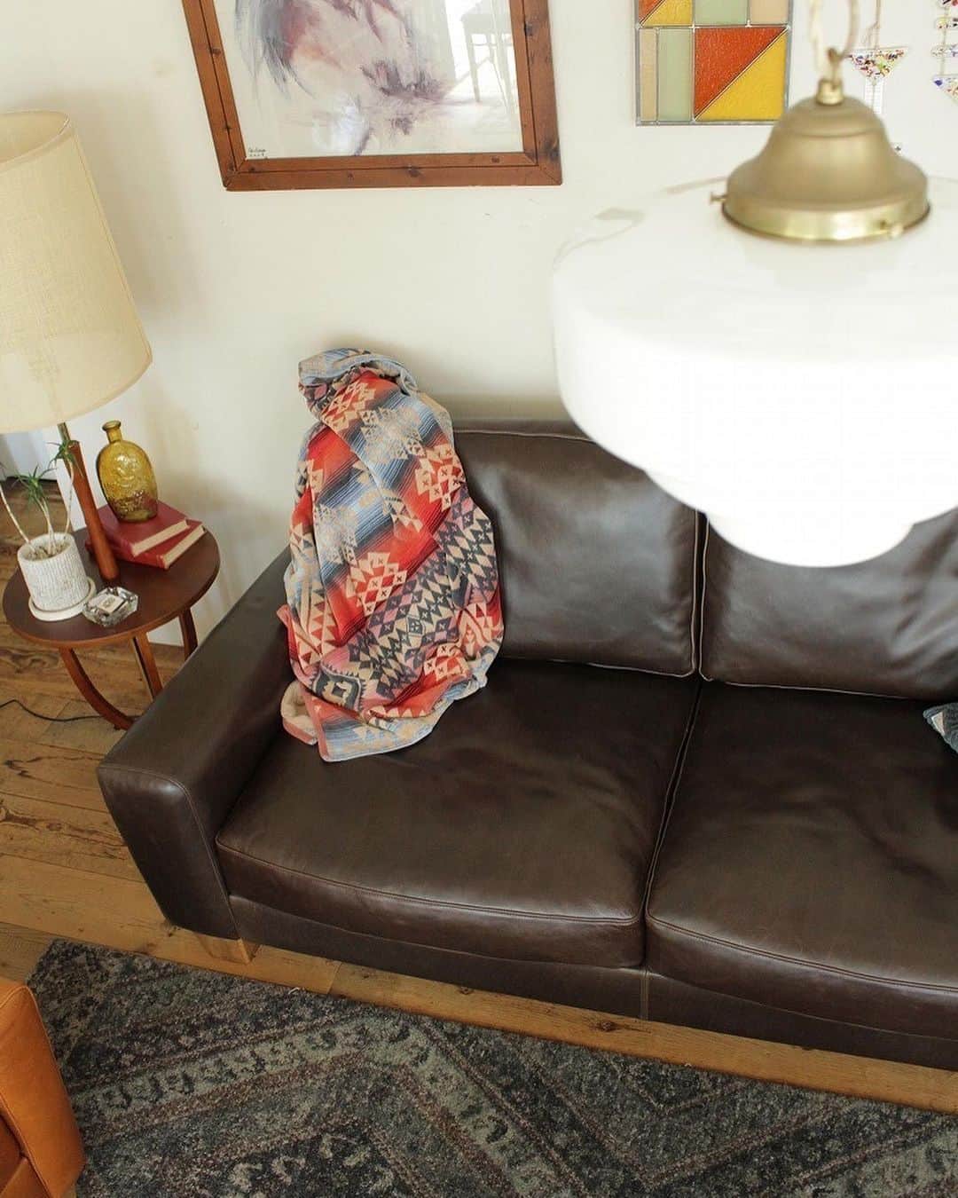 のインスタグラム：「ACME Furniture 目黒通り店にFRESNO SOFAのwolfが入荷しました。 より重厚感のある色味で、経年変化が楽しみなソファです。 ※こちらは数に限りがあります。  ヴィンテージテイストにもよく合うグリーントーンのラグはサイズ違いもあります。 画像サイズ:BRENTWOOD RUG 200×250  Contact:ACME Furniture MEGURO St. TEL:03-5720-1071 Email:acme-jsf@baycrews.co.jp  #acmefurniture #vintagefurniture #fresnosofa #brentwoodrug」
