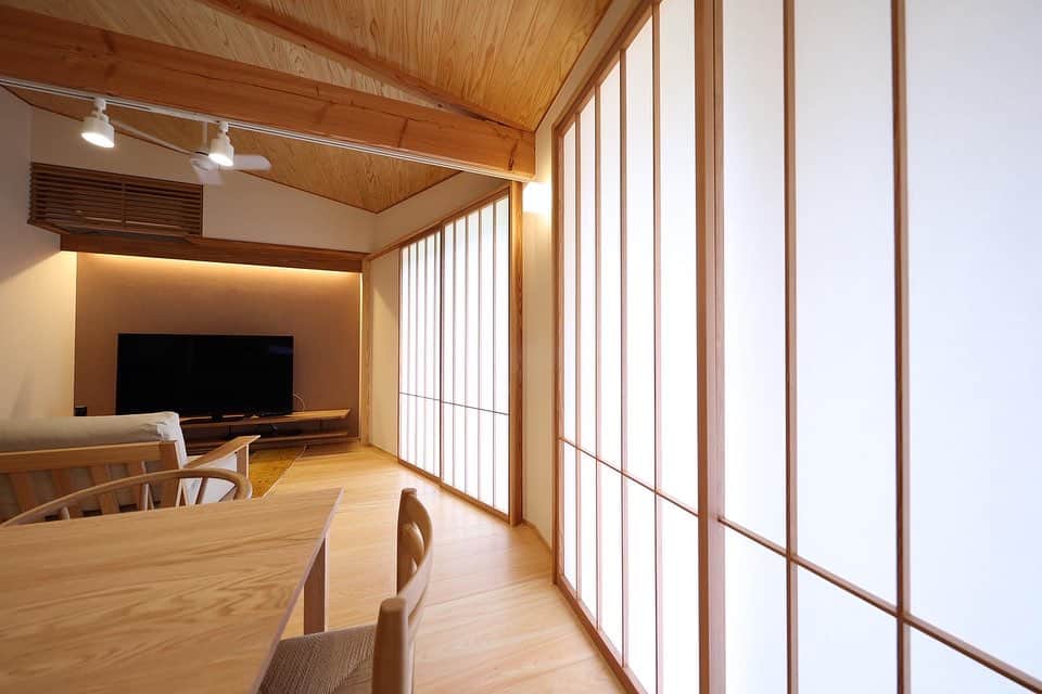のインスタグラム：「#最新施工事例 #施工事例  本日、カメラマンさん撮影の平屋のお家。 南側の掃き出し窓に障子を採用し、日光を上手に採り入れる。 リビング、キッチン、ダイニング、どこにいても緑を眺められ、ウッドデッキでも自然を存分に楽しめる。 この真夏日でも、エアコン一台でとても涼しい。  自然と繋がる、五感で楽しむ、エコフィールドの家。 数時間滞在しただけでしたが、お家から出ると身体中がヒノキのいい香りに染まっていました。 皆様も是非実際に見にきてください。  #設計力 #自然光 #パッシブハウス #塗装 #職人 #職人技 #富士市 #新築 #工務店 #無垢床 #ホタテの塗り壁 #ホタテパウダー #生活臭 #消臭効果 #吸湿 エコフィールドは静岡県富士市の工務店。#新築 #高性能 #リノベーション #性能向上が得意です。 #静岡新築 #静岡注文住宅 #静岡工務店 #富士ヒノキ ■最新情報はHPにて■」