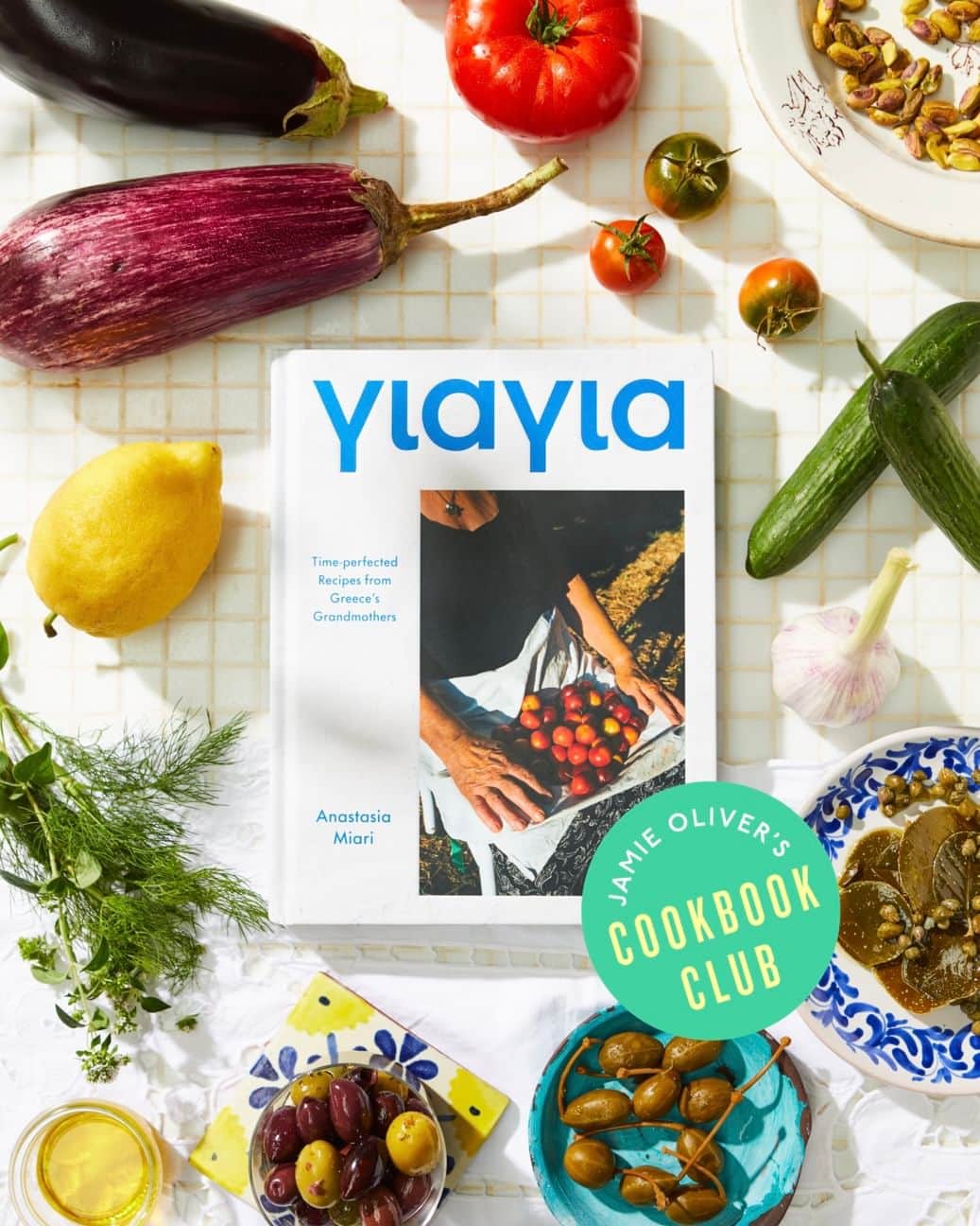 ジェイミー・オリヴァーのインスタグラム：「I’ve got a proper belter of a book for my Cookbook Club book of the month and it’s one that sits very close to my heart. The fabulous and very talented @matriarcheats has blessed us with the wonderful #Yiayia. She spent over 6 years cooking with and interviewing Yiayia’s (Grandmothers) to build up this brilliant book. As many of you know, I did something similar with Italian Nonna’s for 2 and a half years and I really feel how important these stories are.  Don't forget all my Cookbook Club members on Facebook get some exclusive recipes to try each month 👉👉👉 Anastasia has kindly shared her recipes Yiayia Margarita’s horiatiki (village salad) from Santorini, Yiayia Niki's bakaliaros plaki (cod bake) from Kalamata and Yiayia Poly's giouvarlakia (meatballs in tomato sauce) from Athens!! Plus an exclusive 50% OFF discount code for the book so hit the link in my bio to join now if you haven't already!  #JamieOliversCookbookClub #AD」