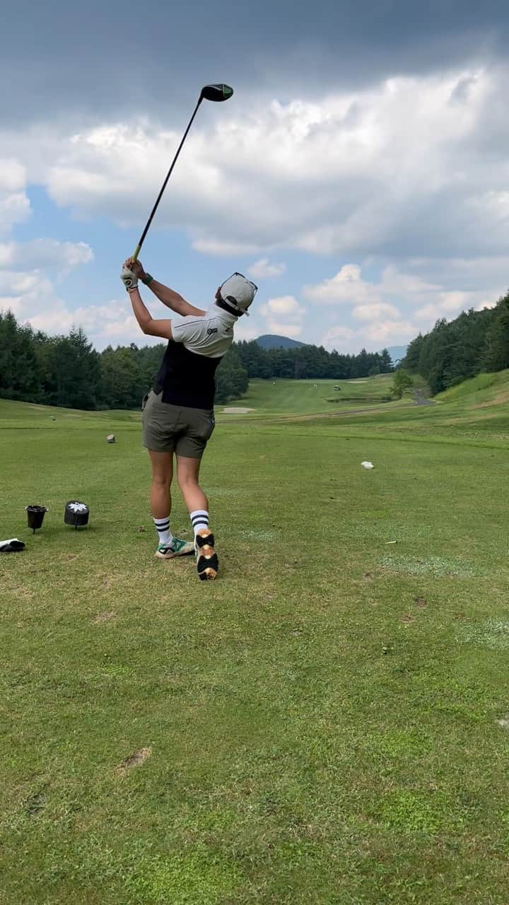 成田美寿々のインスタグラム：「ドライバーでもコントロールショットする系女子⛳️ コントロールといっても球の高さを抑えるだけなので 意外と飛距離が落ちません👍✨✨✨ 真似できたら凄いかも😎🙏 繰り返し見て勉強してみてねん✨ #ドライバー #ドライバースイング  #ドライバーショット #スイング動画 #ゴルフスイング #ゴルフ #ゴルフ女子 #ごるふ #ごるふ女子」