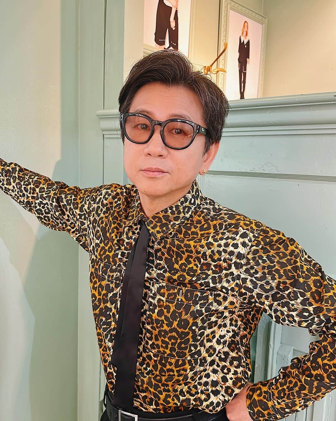 GLOWのインスタグラム：「GLOW9月号「大川ひとみの原KURU?」連載に登場した藤井フミヤさんのオフショットを公開しちゃいます❤️❤️❤️  今年デビュー40周年ということで47都道府県を巡る全60公演のツアーが9／23愛知県芸術劇場からスタート！ GLOW世代にとってはまさに永遠のスターですよね！今回のインタビューは原宿のカフェで行ったんですが、とってもカジュアルに楽しいお話しをしてくださいました。是非まだみていない方は誌面をチェックしてくださいね〜。   #藤井フミヤ #glow9月号 #大川ひとみ」
