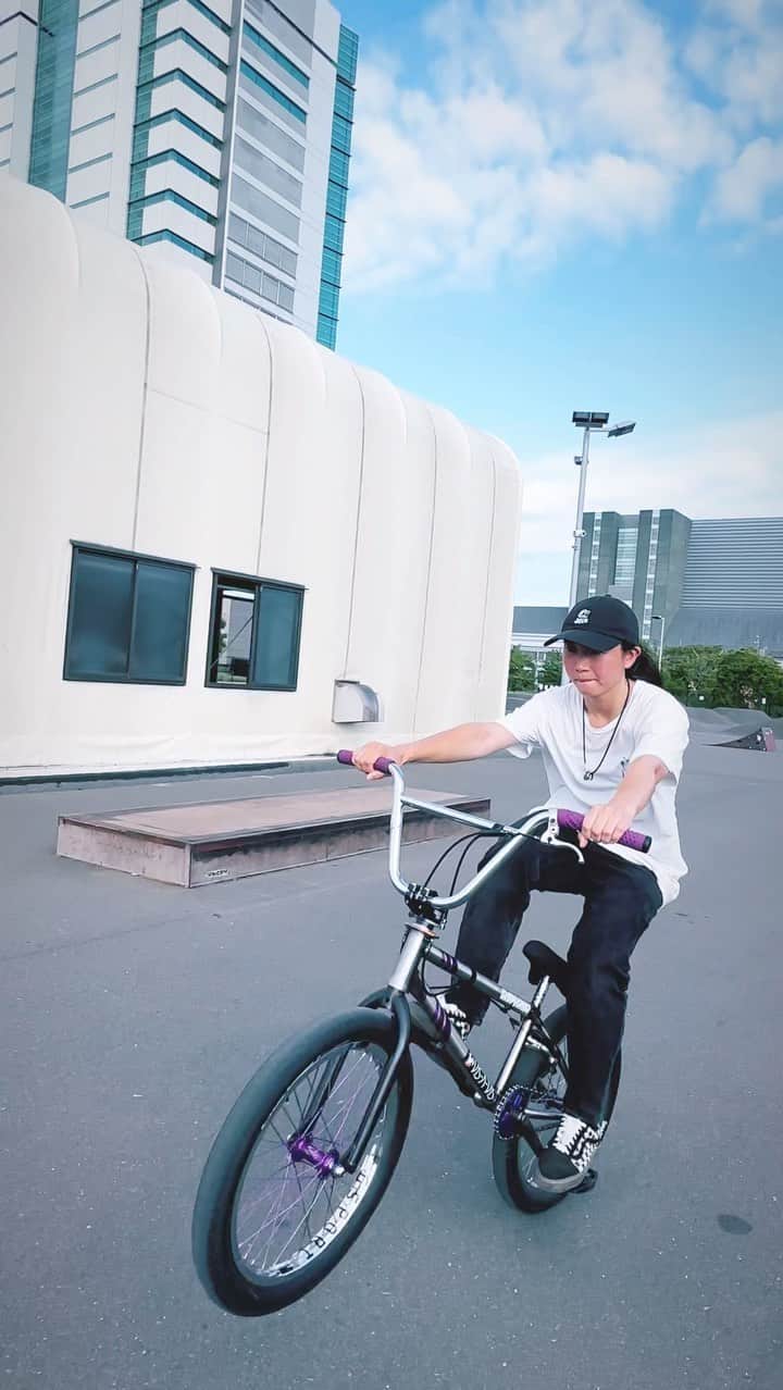 大池水杜のインスタグラム：「I've come to like my hated manual a little more😂 マニュアル昔から大の苦手だったからこの前のコレ、結構嬉しかった🤣 @visavis_jp #slopeshot #VANS #bern #タウン情報おかやま #ライト電業 #bmx #bmxgirl #bmxfreestyle #bmxwomen」
