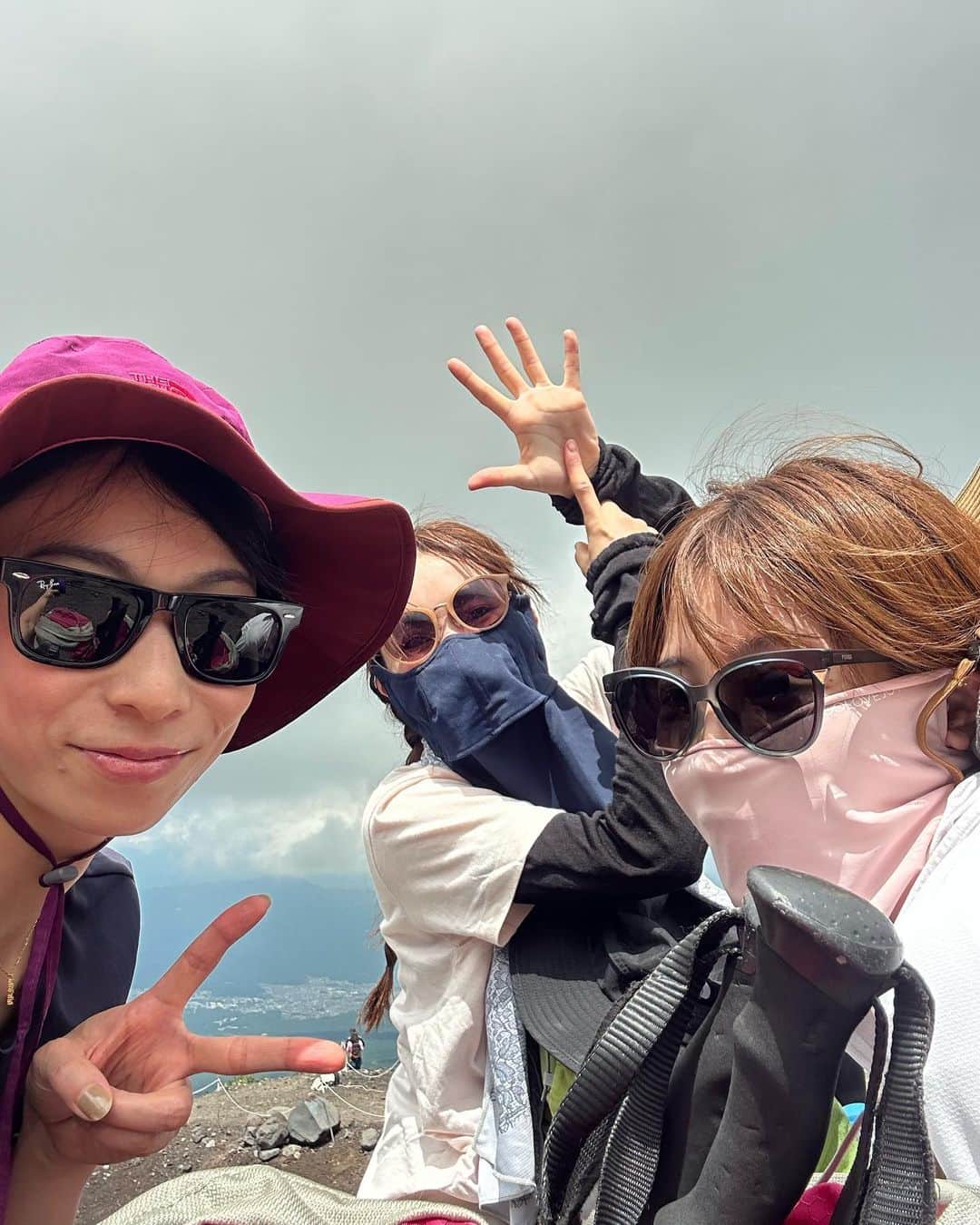 愛白もあさんのインスタグラム写真 - (愛白もあInstagram)「. 一生に一度は富士登山⛰️✨✨✨ ⁡ お天気にも恵まれて無事に頂上まで行くことができましたっっ！！！ 素晴らしい壮大なパノラマ景色を見ることが出来ました😭✨✨✨ ⁡ 根性と自信しかない登山ド素人だったので、ガイドさんと一緒に登ってきましたよ😉 ⁡ ⁡ ⁡ 始まりは今年の2月。 何気なく同期が集まった時に話してみた。 『私富士山登ってみたいんだよね〜』 『じゃ、行こうよ！思った時に行った方がいいよ！一緒に行こう！』 こうして集まったのが #れな @reiya_toa と #かなちゃん @kana.tokachi_official  ⁡ 助け合い、声掛け合い、本当に頑張った！！ れなとかなちゃんと2人とだったから、ベテランの素晴らしいガイドさんと一緒だったから登りきれたと思います🥺❤️ ⁡ ⁡ ⁡ 記録用、そしてこれから登山する人の参考になれば良いなと思って、ツラツラと書いていきますね🫣✨ ⁡ ⁡ ⁡ 出発は12時ごろ🕛5合目からの吉田ルートです😊 5号目は涼しくて半袖だと寒いくらい🌬️ 出来るだけ焼けないようにと完全防備で挑みました🤭ワクワクドキドキの初登山へlets go🥾 ⁡ 5合目から6合目は、まぁ、まぁ、こんな感じね！ これを8号目まで行くのね！ ⁡ と、甘くみていたのも束の間、、、 (写真をみててください。このどんどん疲れていく姿を。浮腫んでいく顔を。) ⁡ 6合目から7合目までは、なかなかの距離☹️ 基本的に30分歩いて10分ほど休憩を繰り返すんですが、まぁ〜辿りつかない。そしてお腹が空くんですw ガイドさんからは『休憩では行動食食べるよー』『なんでもいいから口にしてー』『水分取るよー』 言われた通り常に食べていましたw🍬🍫🥜🍘 お菓子持ってきすぎたかなと不安でしたが、むしろ足りないくらいww ⁡ そして7合目から8合目。 え、聞いてないよ。。。大きな岩だらけの道のりがあるなんてさ。。ロッククライミングなの？な道のりw軍手は絶対必須！！🧗 そこからどんどん急な角度に📐 ストックがあって本当良かったですー😩 ここからのガイドさんからの言葉は『食べすぎないようにね〜』でした😳 私はその言葉に食べかけていたお菓子の手を止めました。w  素晴らしい景色に都度都度感動し、れなとかなとガイドさんに励まされ、なんとか19時ごろに8号目の山小屋に到着しました🛖✨✨  登山する方もとても多くて途中立ち止まったりもするんですが、『呼吸するよー。この今の酸素量に慣れていこうねー』という声掛けも貰いました‼︎これがなかったら高山病になってたかもと思います🫨 いや、にしても酸素が薄い。 ずーっと飛行機に乗っている感じです。頭蓋骨の縫合が閉まって頭がポワポワする感じ。そして肺がギューっとなりました。(個人差あり) ⁡ ご来光を目指すのに目覚める時間まではあと5時間もない。 でも膝に負担がきていた私はとりあえずヤムナボールを持ってきていたので、大腿二頭筋やら頭を緩めてセルフメンテナンス😤 かなちゃんとれなはすぐお布団へダイブ🌝 私も早く横にならなきゃー😵‍💫 ⁡ ⁡  つづく😎 ⁡ ⁡ #登山初心者#初めての登山 #初めての登山靴 #初めてのストック #初めてのヘッドライト#ここでも忘れないヤムナボール #富士登山 #富士登山道」8月1日 18時48分 - aishiro_moa