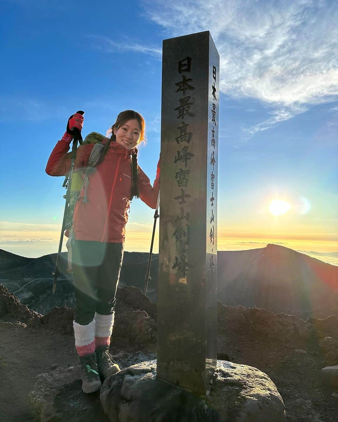 愛白もあのインスタグラム：「. 一生に一度は富士登山⛰️✨✨✨ ⁡ お天気にも恵まれて無事に頂上まで行くことができましたっっ！！！ 素晴らしい壮大なパノラマ景色を見ることが出来ました😭✨✨✨ ⁡ 根性と自信しかない登山ド素人だったので、ガイドさんと一緒に登ってきましたよ😉 ⁡ ⁡ ⁡ 始まりは今年の2月。 何気なく同期が集まった時に話してみた。 『私富士山登ってみたいんだよね〜』 『じゃ、行こうよ！思った時に行った方がいいよ！一緒に行こう！』 こうして集まったのが #れな @reiya_toa と #かなちゃん @kana.tokachi_official  ⁡ 助け合い、声掛け合い、本当に頑張った！！ れなとかなちゃんと2人とだったから、ベテランの素晴らしいガイドさんと一緒だったから登りきれたと思います🥺❤️ ⁡ ⁡ ⁡ 記録用、そしてこれから登山する人の参考になれば良いなと思って、ツラツラと書いていきますね🫣✨ ⁡ ⁡ ⁡ 出発は12時ごろ🕛5合目からの吉田ルートです😊 5号目は涼しくて半袖だと寒いくらい🌬️ 出来るだけ焼けないようにと完全防備で挑みました🤭ワクワクドキドキの初登山へlets go🥾 ⁡ 5合目から6合目は、まぁ、まぁ、こんな感じね！ これを8号目まで行くのね！ ⁡ と、甘くみていたのも束の間、、、 (写真をみててください。このどんどん疲れていく姿を。浮腫んでいく顔を。) ⁡ 6合目から7合目までは、なかなかの距離☹️ 基本的に30分歩いて10分ほど休憩を繰り返すんですが、まぁ〜辿りつかない。そしてお腹が空くんですw ガイドさんからは『休憩では行動食食べるよー』『なんでもいいから口にしてー』『水分取るよー』 言われた通り常に食べていましたw🍬🍫🥜🍘 お菓子持ってきすぎたかなと不安でしたが、むしろ足りないくらいww ⁡ そして7合目から8合目。 え、聞いてないよ。。。大きな岩だらけの道のりがあるなんてさ。。ロッククライミングなの？な道のりw軍手は絶対必須！！🧗 そこからどんどん急な角度に📐 ストックがあって本当良かったですー😩 ここからのガイドさんからの言葉は『食べすぎないようにね〜』でした😳 私はその言葉に食べかけていたお菓子の手を止めました。w  素晴らしい景色に都度都度感動し、れなとかなとガイドさんに励まされ、なんとか19時ごろに8号目の山小屋に到着しました🛖✨✨  登山する方もとても多くて途中立ち止まったりもするんですが、『呼吸するよー。この今の酸素量に慣れていこうねー』という声掛けも貰いました‼︎これがなかったら高山病になってたかもと思います🫨 いや、にしても酸素が薄い。 ずーっと飛行機に乗っている感じです。頭蓋骨の縫合が閉まって頭がポワポワする感じ。そして肺がギューっとなりました。(個人差あり) ⁡ ご来光を目指すのに目覚める時間まではあと5時間もない。 でも膝に負担がきていた私はとりあえずヤムナボールを持ってきていたので、大腿二頭筋やら頭を緩めてセルフメンテナンス😤 かなちゃんとれなはすぐお布団へダイブ🌝 私も早く横にならなきゃー😵‍💫 ⁡ ⁡  つづく😎 ⁡ ⁡ #登山初心者#初めての登山 #初めての登山靴 #初めてのストック #初めてのヘッドライト#ここでも忘れないヤムナボール #富士登山 #富士登山道」