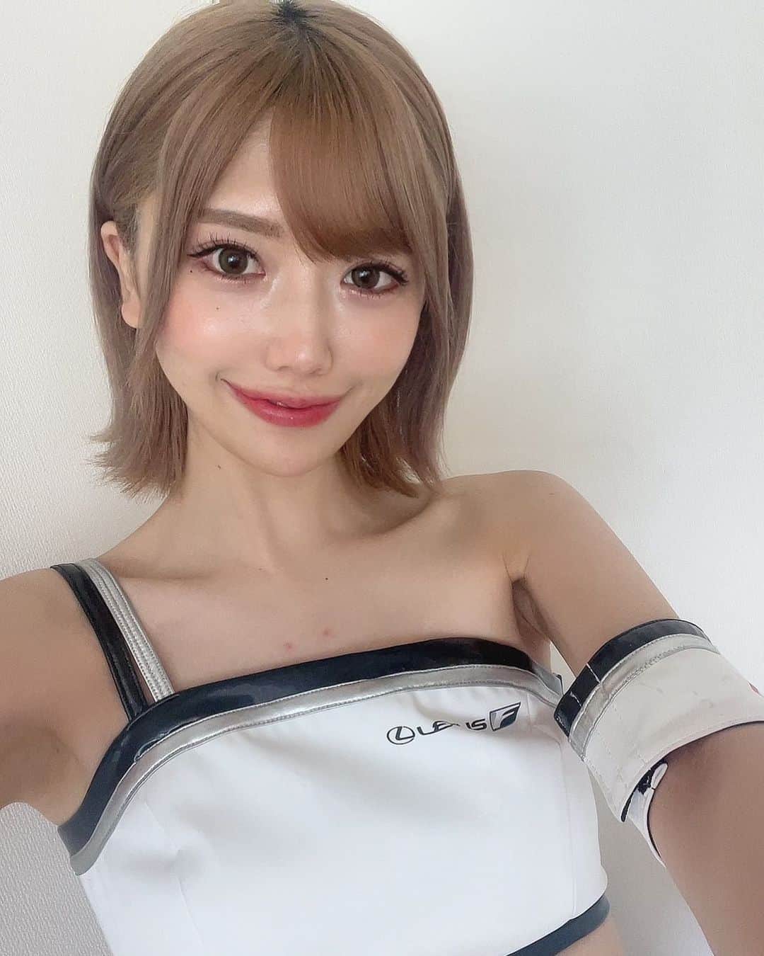 SHINTANITOUKOのインスタグラム：「8月になりました🌞🌴🌺 今年は夏っぽいことしたいです お祭り行って浴衣着て屋台でごはん 買って食べて花火みたい✨🎆🎇🏮  #8月 #august #夏 #summer #夏っぽい #浴衣 #お祭り #花火  #レースクイーン  #racequeen  #金髪ボブ #ハイトーン #ハイトーンボブ #金髪 #平成」