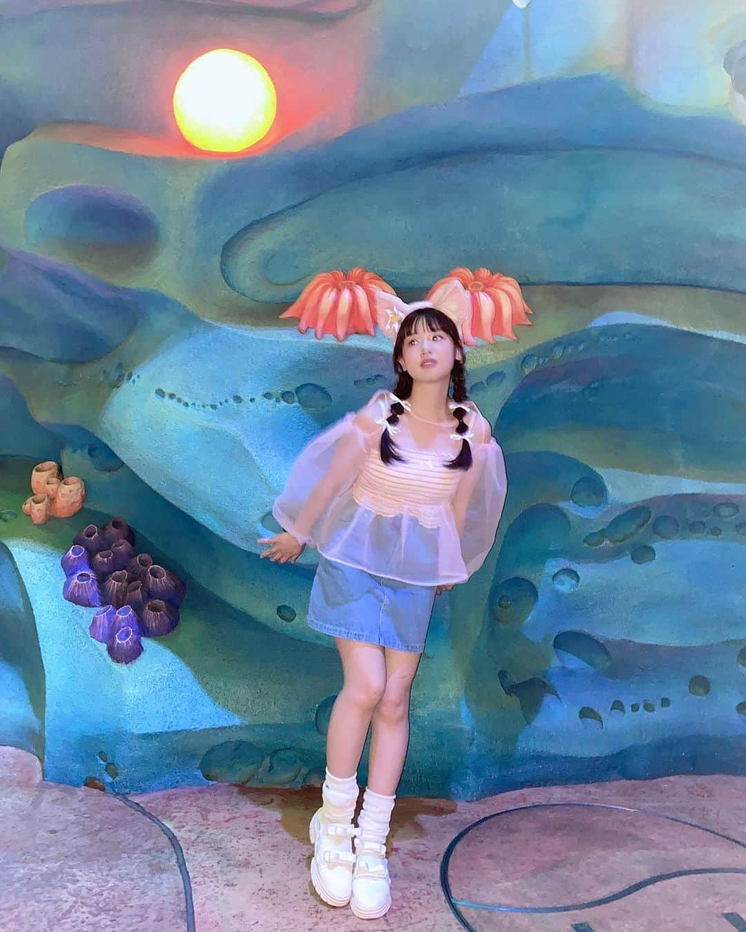 中村真凜さんのインスタグラム写真 - (中村真凜Instagram)「ディズニー投稿ラストっ🐠🧡🩵" フラッシュで撮るの新鮮じゃない？ ・ #disney #disneysea #ディズニー #ディズニーコーデ #ディズニーシー #リーナベル #リーナベルコーデ #マーメイドラグーン #三つ編みアレンジ #リボンアレンジ」8月1日 18時50分 - marimero1121