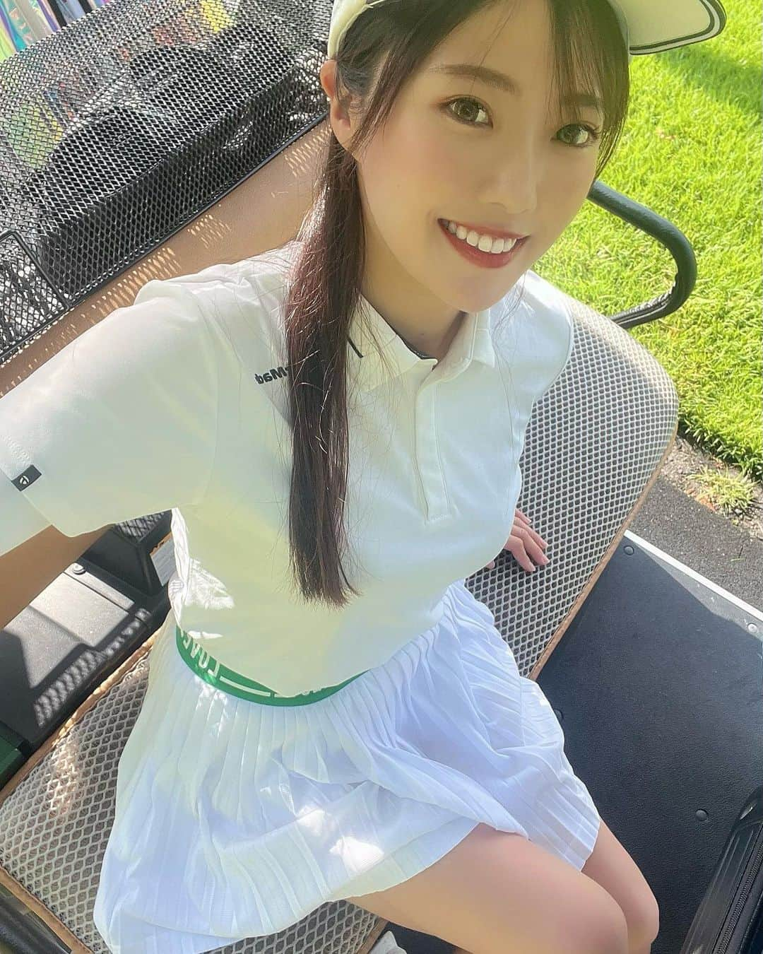 悠華のインスタグラム：「.  前々回の投稿の後半コーデ👗⛳️  スカートのloveロゴが目立つように 白のトップスにしてみたよ💕  この前嬉しいことがあって！ 200ヤードのpar3をなかなかワンオンすることがなくて初めてワンオンしました😆  後でストーリーに載せるから見てね〜😊😊  #高尔夫球 #골프웨어 #골프스타그램 #골프스윙  #ゴルフばか  #ゴルフ女子 #ゴルフ男子 #ゴルフ好き  #ゴルフウェア #ゴルフ初心者  #instagolf #ゴルフコーデ  #golfcode  #インスタゴルフ  #ゴルフ女子と繋がりたい #ゴルフ  #ゴルフ好きな人と繋がりたい #golf #golfswing #golflife #golfer #golflove  #golfstagram #golfgirl  #看護師  #nurse  #福岡ゴルフ  #福岡ゴルフ女子  #ハーフアップ  #taylormade」