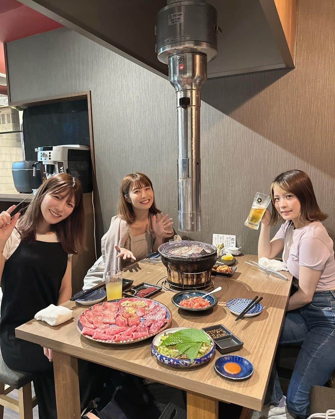 古川真奈美のインスタグラム：「. . ヤンコバちゃんが東京に帰って来てくれたので、 3人で集合🥰🫶 焼き肉をたらふく食べてきました💓 @jinboyakiniku   飲み放題付きで、飲み物の種類沢山あってそれだけでワクワク☺️ ⁡ お肉全部おいしくて、ボリューム満点で飲み放題付きで値段もお手頃で超オススメ🥳 ⁡ 美味しいお肉とお酒とおもろい2人と最高の夜やったーー😇🌸 2人から誕生日までプレゼントもらって幸せに浸りながら帰ってきました💓 ⁡ ヤンコバまた帰ってきてねー🥳  #神保焼肉料理店  #女子会 #女子会焼肉 #神保町グルメ #instalike #instamood  #ootd #东京 #扎心了 #ow #맞팔 #instapic  #팔로우미 #instaphoto #instagravure #girl #glam #followme #インスタグラビア #グラビア #japanesegirl #selfies #gravure  #lookgoodfeelgood」