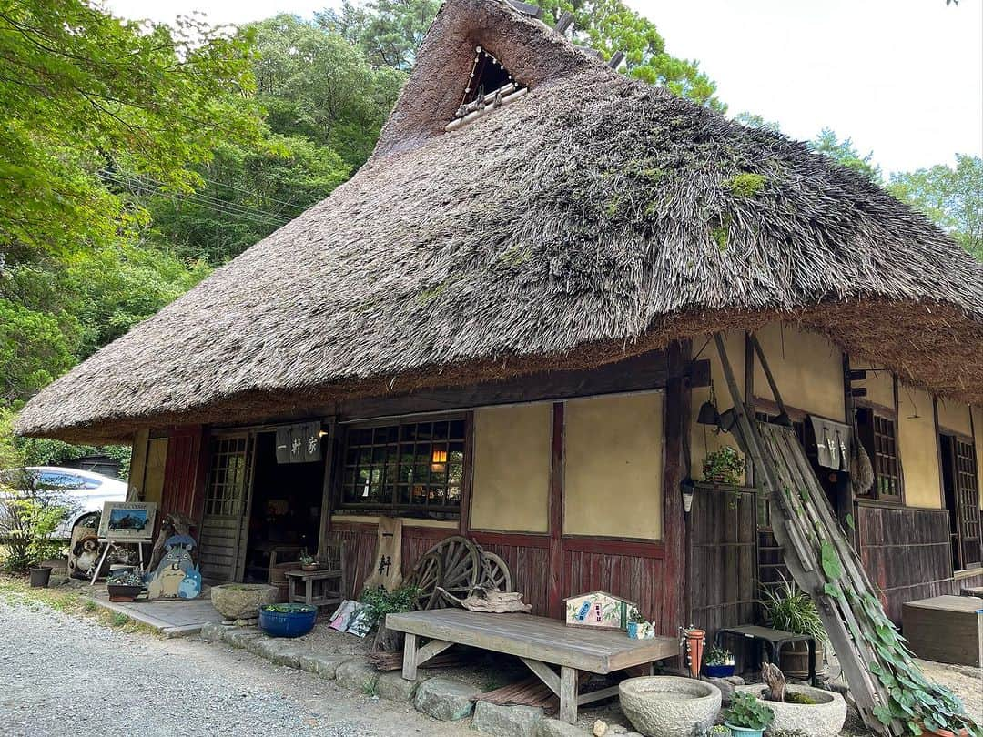 喜入祥充のインスタグラム：「峠の茶屋　一軒家  虫の鳴き声や風鈴の音、自然を感じながら、美味しい茶そばとわらび餅を食べてきました😋 わらび餅は、甘党の自分にはたまらん美味しさでした！ わらび餅もきな粉も両方甘くて文句なし！！ 是非、皆さんにも食べてほしい！！  #峠の茶屋 #一軒家 #峠の茶屋一軒家  #兵庫県 #三田市 #自然 #茶そば #良き休日 #甘党 #喜入の #オススメ #わらび餅」