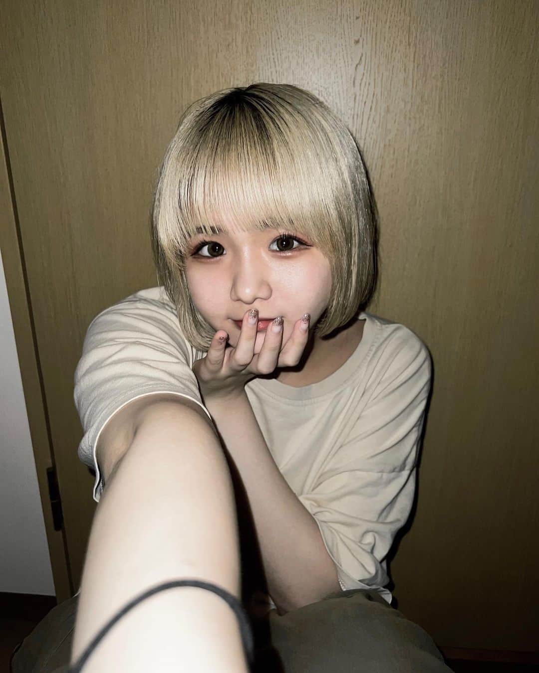 のインスタグラム：「🐰🍎🍼 今年たくさん夏するよ楽しむよ🍻❤️‍🔥 ・ #ミニボブ #ハイトーンカラー #ハイトーンボブ」