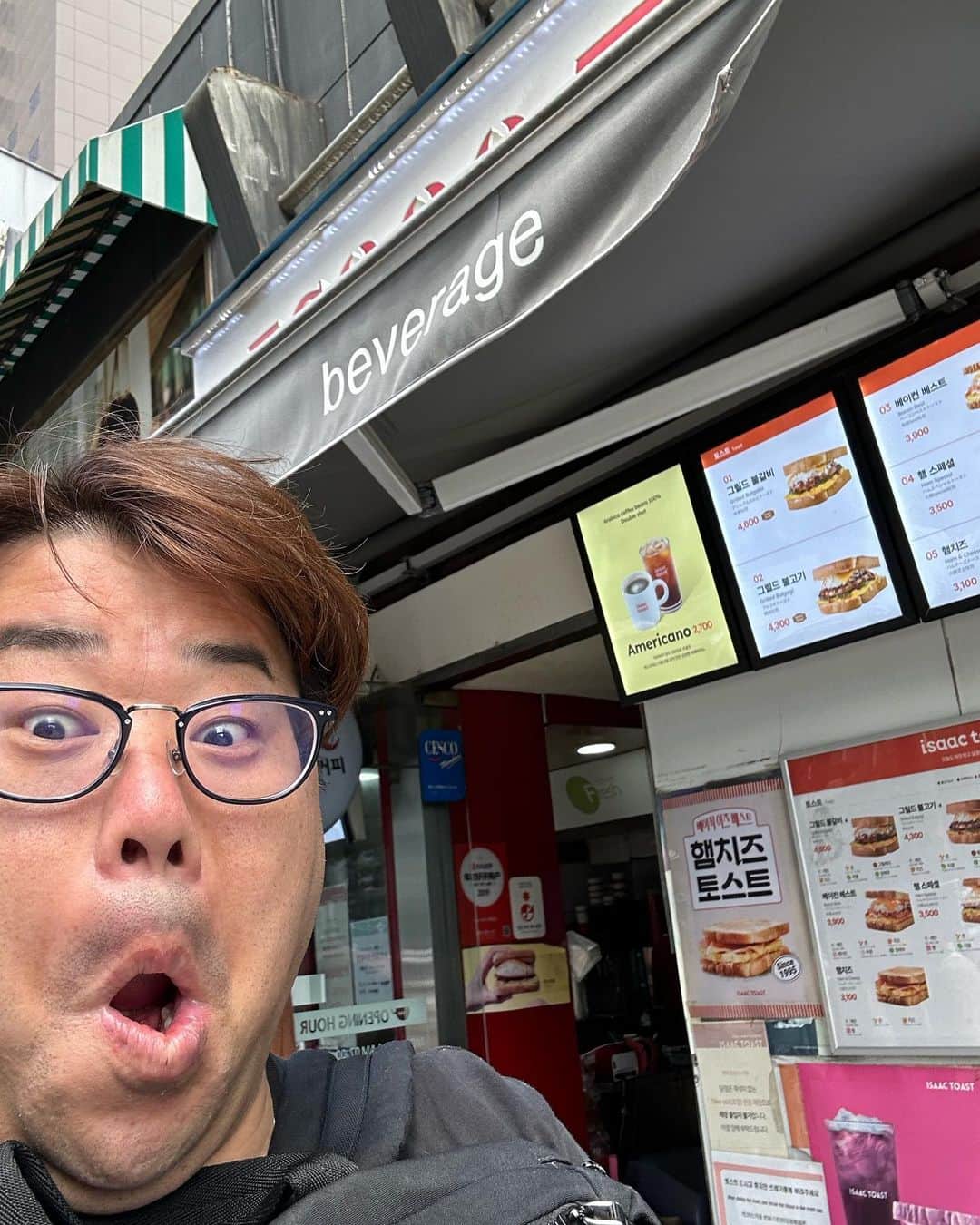 岩橋良昌さんのインスタグラム写真 - (岩橋良昌Instagram)「韓国独り旅２日目  日本人の人に教えてもらった鱈のお粥のお店しまってた(ToT)  社員さんに教えてもらったホットサンド屋さん、うますぎてんけど  これまた日本人の人に教えてもらったタッチンミっていう鶏スープの店は開いてた！朝ごはん！おいしかったー！ てかキムチうまい！食べ放題  怪しいシュプリーム  梨泰院クラスのタンバム2号店の屋上行ってきたよ　俺しかいなくて貸切状態  ここ！ここ！  タンバム撮影店でトーストを頂く　おいしかったー  梨泰院  あー寂しい  #韓国 #ソウル #梨泰院 #梨泰院クラス  #独り旅」8月1日 18時57分 - maeeeeen1084