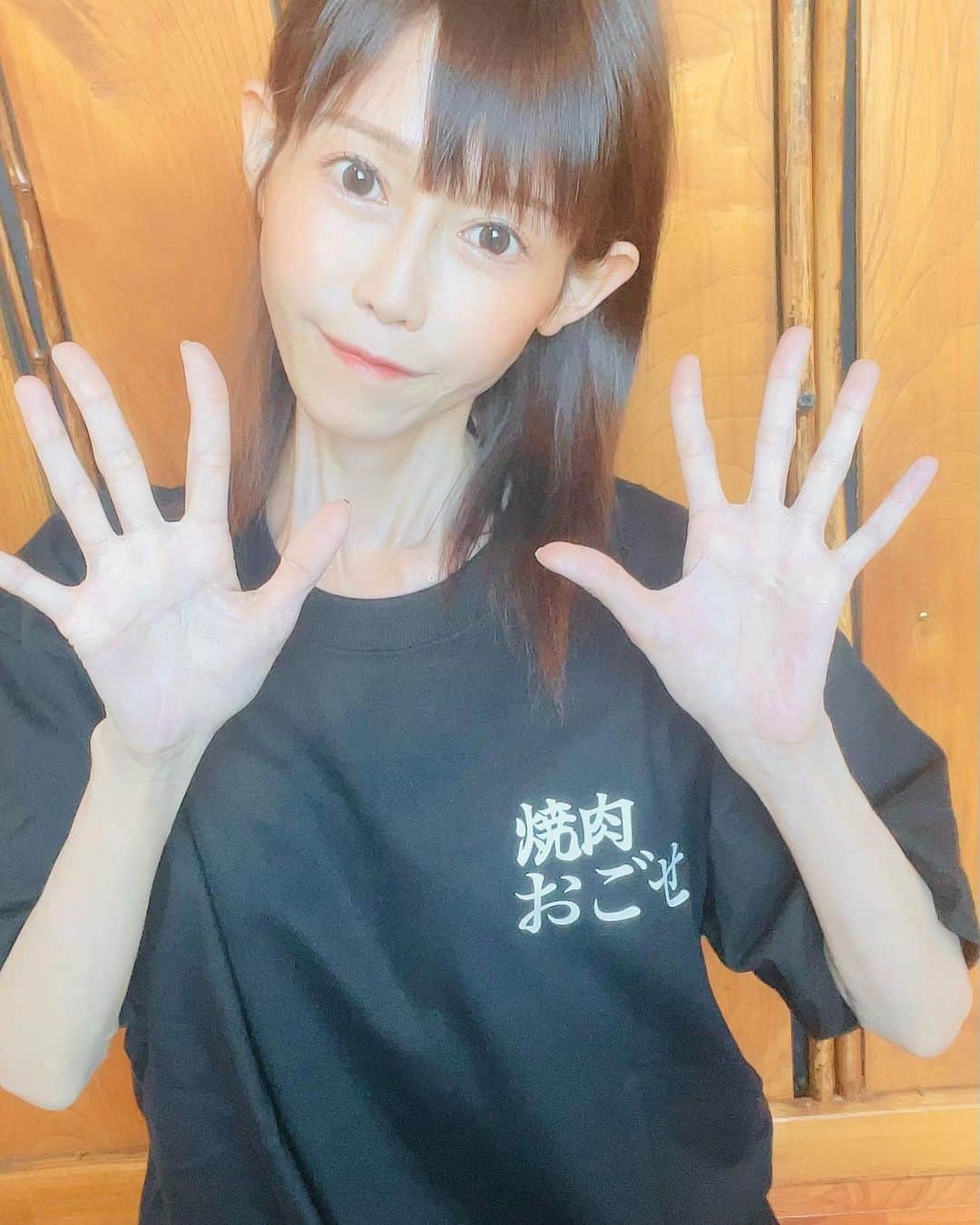 おごせ綾のインスタグラム：「ついに！！ 焼肉おごせに看板がつきました！！  初公開‼ お店の場所は、実はOGIKAWAさんの2階です！  新潟県新潟市東区山木戸3丁目10-6 2F https://goo.gl/maps/jRHYEWNPE6bp2YoX7  プレオープン期間✨  8月4日〜8月末まで 営業時間　17時〜23時 月曜定休日  一足早いプレオープンにきてくださる方も大歓迎ですので、 ぜひぜひご予約お願いします❤  🔻ご予約方法🔻  ご予約は、インスタDMで受け付けるので、 ぜひぜひフォローしてね☺ https://www.instagram.com/bbqogose  お電話からのご予約は、 8月2日の17時からです✨✨ 025-290-7312  @bbqogose  #焼肉おごせ #焼肉 #おごせ綾 #プレモル100円」
