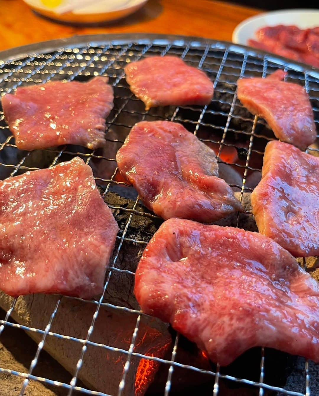 おごせ綾さんのインスタグラム写真 - (おごせ綾Instagram)「ついに！！ 焼肉おごせに看板がつきました！！  初公開‼ お店の場所は、実はOGIKAWAさんの2階です！  新潟県新潟市東区山木戸3丁目10-6 2F https://goo.gl/maps/jRHYEWNPE6bp2YoX7  プレオープン期間✨  8月4日〜8月末まで 営業時間　17時〜23時 月曜定休日  一足早いプレオープンにきてくださる方も大歓迎ですので、 ぜひぜひご予約お願いします❤  🔻ご予約方法🔻  ご予約は、インスタDMで受け付けるので、 ぜひぜひフォローしてね☺ https://www.instagram.com/bbqogose  お電話からのご予約は、 8月2日の17時からです✨✨ 025-290-7312  @bbqogose  #焼肉おごせ #焼肉 #おごせ綾 #プレモル100円」8月1日 18時57分 - ogose0123