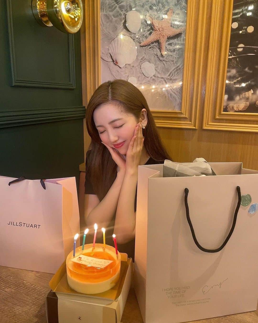のインスタグラム：「お誕生日会開いてくれてありがとう〜🥳💕  このケーキ 桃🍑が薔薇の形になっていて めっちゃ可愛かった🫶  #Birthday #HappyBirthday #BirthdayGirl #バースデーケーキ #バースデー」