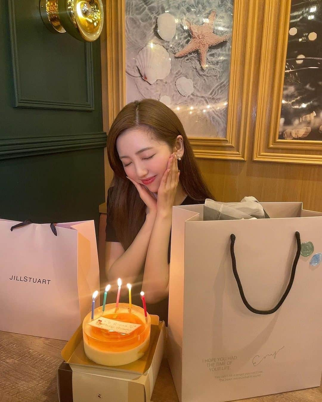 濵松里緒菜のインスタグラム：「お誕生日会開いてくれてありがとう〜🥳💕  このケーキ 桃🍑が薔薇の形になっていて めっちゃ可愛かった🫶  #Birthday #HappyBirthday #BirthdayGirl #バースデーケーキ #バースデー」