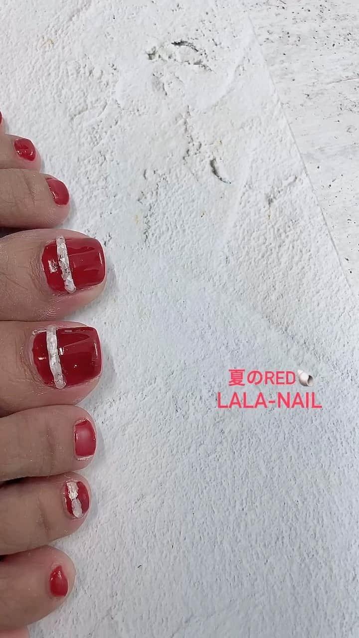 ETSUKOのインスタグラム：「〰︎August〰︎ 夏にクリアRED 🔥 クリア粘土にシェル練り込み🐚  #instanails #nails#lalanail#ネイル#プライベートネイルサロン #横浜#手書きネイル#個性派ネイル#大人ネイル #キラキラ#キラキラネイル#美甲#美甲設計#網紅美甲 #美甲店 #네일#네일아트 #粘土ジェル #シェルネイル #赤ネイル」