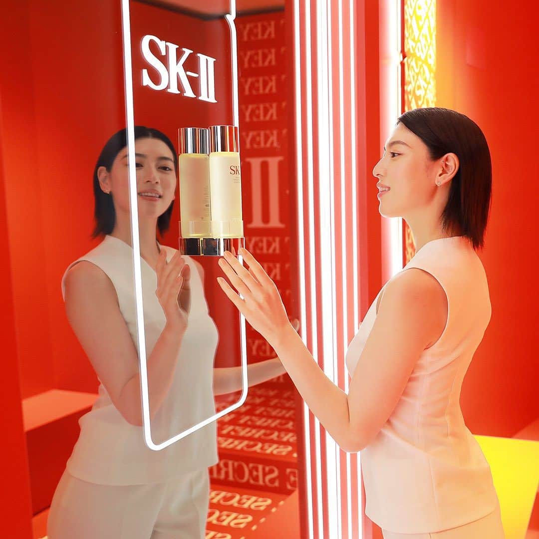 SK-II's Official Instagramのインスタグラム：「It's no wonder she has Crystal Clear Skin. ✨Ayaka Miyoshi (@miyoshi.aa) unlocked all of SK-II's secrets when she visited our hallways.  #SKIITheSecretKey #SKIISECRETKEYHOUSE #SKIIxAYAKA」