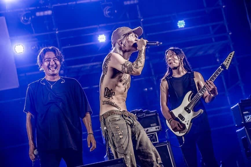 山嵐さんのインスタグラム写真 - (山嵐Instagram)「【男鹿フェス👹】 ■7/30（日） OGA NAMAHAGE ROCK FESTIVAL vol.12  🎧setlist M-4「GLAMOROUS SKY」 w/ HYDE🎙️  Thank you!!  photo by @hayachinphoto   #山嵐 #男鹿フェス12 #ONRF12 #HYDE #glamoroussky」8月1日 19時00分 - yamaarashi07