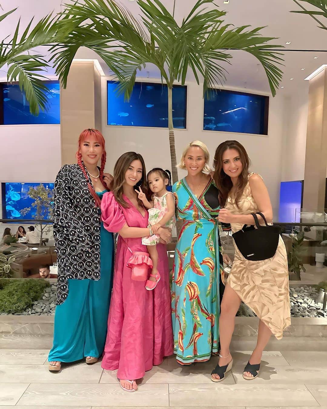 福王寺彩野のインスタグラム：「🌈ド派手会💖@hawaii😂🌺 @britneytokyo @mitokasuya @hairbykana 🩷 今日はカナちゃんにヘアカラーしてもらってから、みんなでワイキキに新しく出来たばかりのラベットラ @labettola808 にdinnerへ🍝🫶 どれもめっちゃ美味しかった😍絶対リピート❣️ アロヒラニホテルの水槽前の所がレストランになったので子供達も大喜びでした🐠✨✨ 偶然まさかのお友達にも会って🫨（📸4枚目）引きの強さにびっくりした夜でした🤣💓 #hawaii #friendsdinner #labettola #alohilaniresort #ハワイ #イタリアン #ラベットラ #子連れハワイ #娘 #2歳 #眠い」