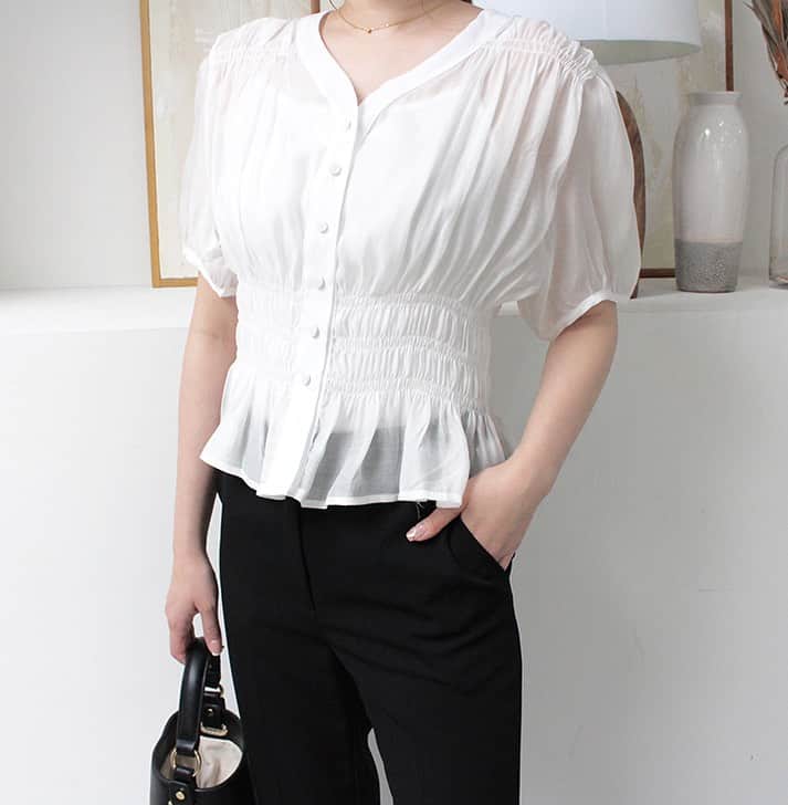 のインスタグラム：「* * NEW item...✔︎ * フロントボタンシアートップス/3カラー 【mr5581】 white,pink,blue * * * #MODEROBE #韓国女優ファッション」