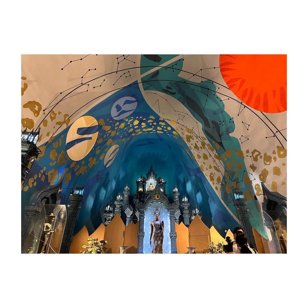 香音有希さんのインスタグラム写真 - (香音有希Instagram)「エラワン博物館🐘 The Erawan Museum . ヒンドゥー教の神の乗り物、巨大な象エラワンの内部へ🐘✨ 螺旋上の階段は細部まで美しくて素敵すぎる🥹🥹🥹 陽も綺麗に入るようになってる  このまま上へ上へと螺旋を登ると(かなりしんどい道のり😂)最上部では御参りができました🙏 最上部はエラワンの胴の部分にいるんだなぁと形でよく分かった🐘😆 星座が描かれていて宇宙を感じる空間。 また1つ良い経験ができた🥰  . . #TheErawanMuseum #エラワンミュージアム  #タイ留学 #タイ生活 #観光」8月1日 19時04分 - kaonyuki_yukako