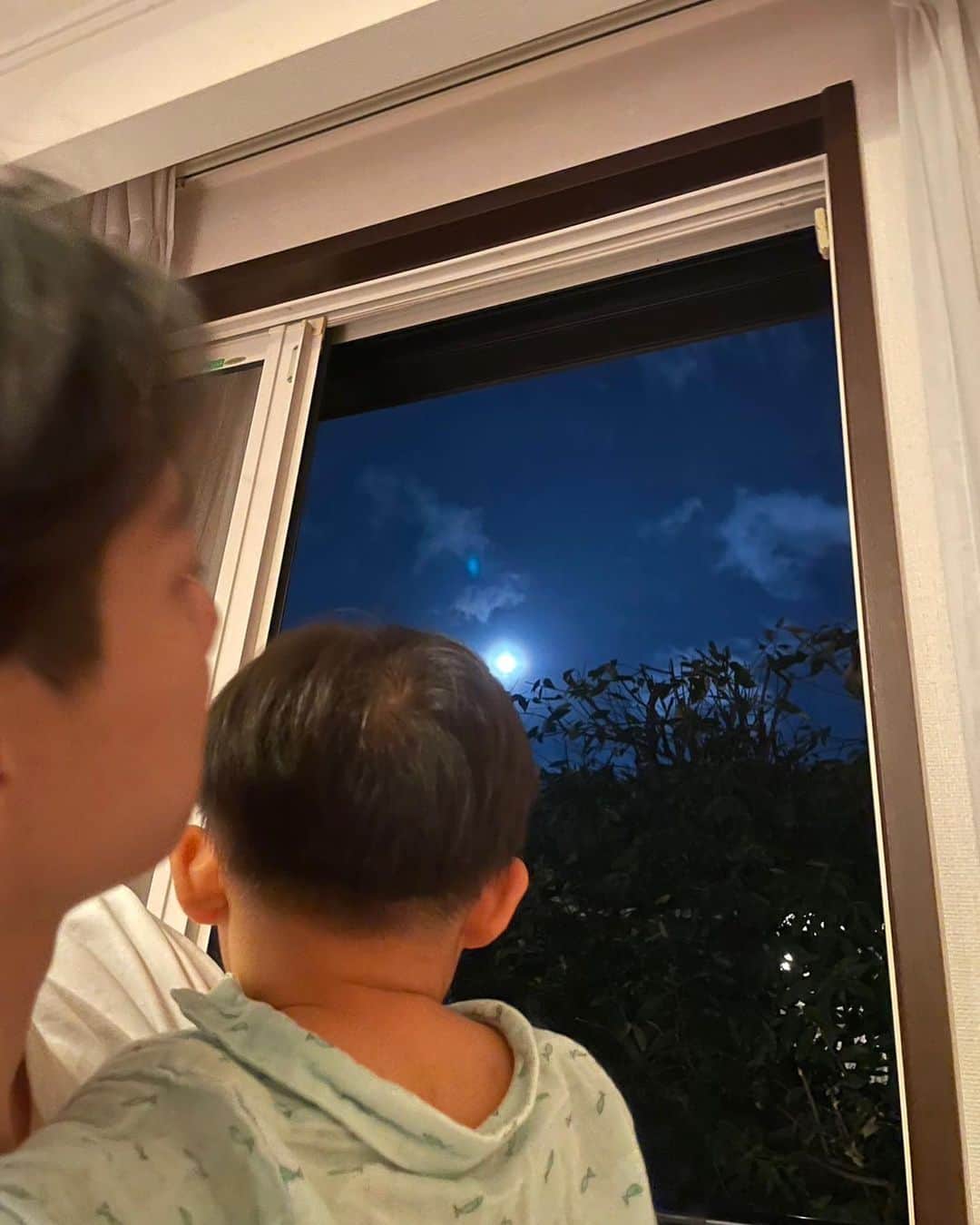 片岡千之助さんのインスタグラム写真 - (片岡千之助Instagram)「まだ満月ではなかったですが 昨日はとても月が綺麗でして 2人で凝視してしまいました。  宇宙という言葉も覚えてくれて 嬉しかったです いつか宇宙いこうね」8月1日 19時05分 - sennosuke.official