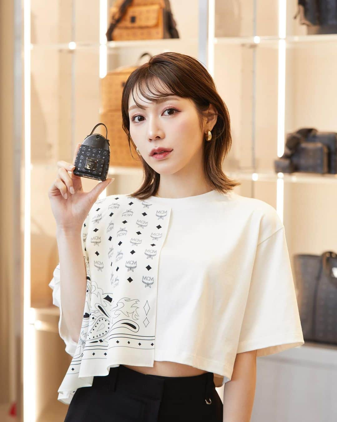 古川優香さんのインスタグラム写真 - (古川優香Instagram)「MCM ONYX EAU DE PARFUM🪽  MCMから初のメンズフレグランス「MCM オニキス」が登場しました🤍  ジンジャーとラベンダーの香りで印象強くて忘れられない☁️男性も女性も使えるね MCMのアイコンのバックパックから着想を得たボトルがMCMらしくかわいい🤍  #MCMOnyx #MCMWorldwide #MCMFragrance」8月1日 19時09分 - iamyukaf