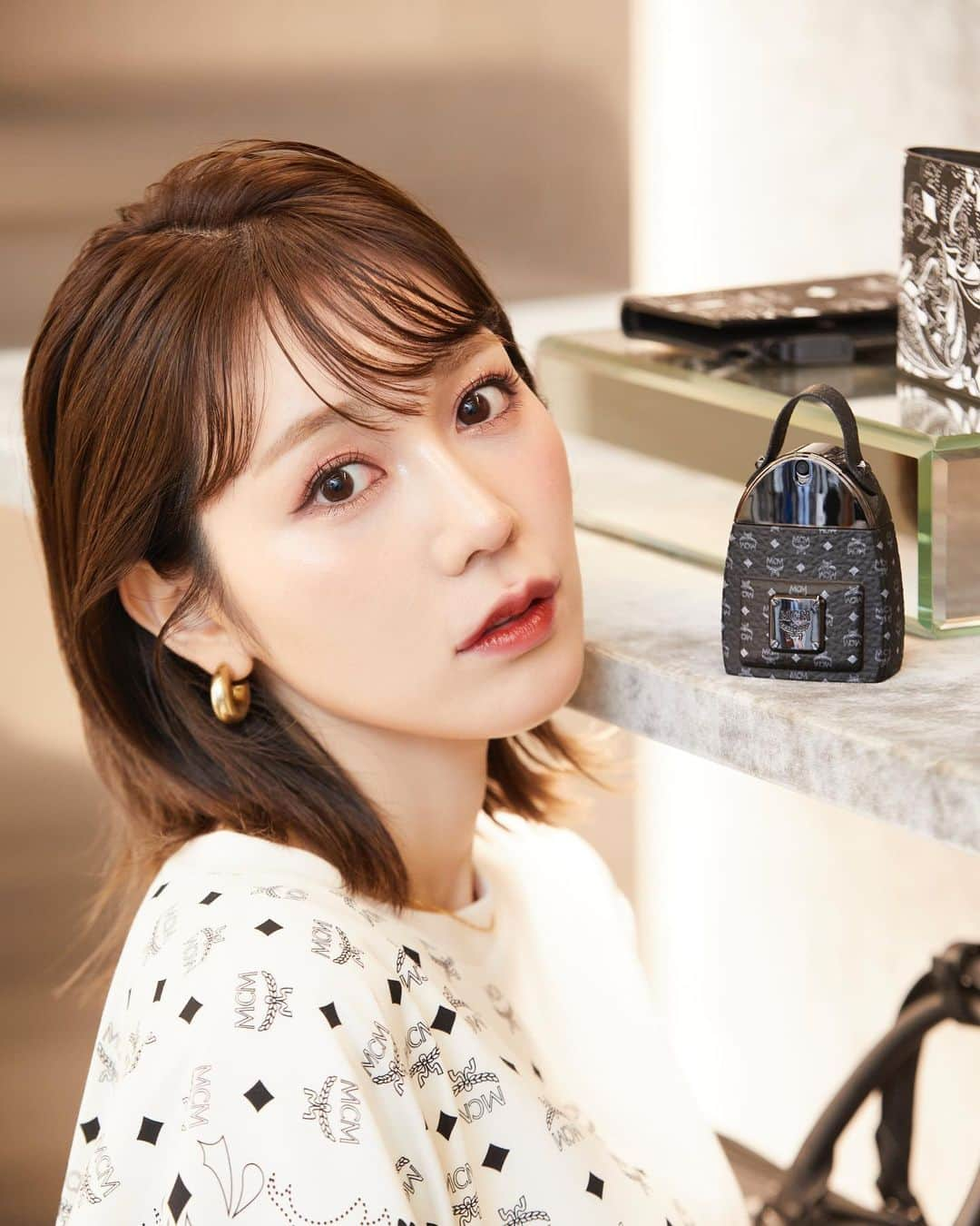 古川優香さんのインスタグラム写真 - (古川優香Instagram)「MCM ONYX EAU DE PARFUM🪽  MCMから初のメンズフレグランス「MCM オニキス」が登場しました🤍  ジンジャーとラベンダーの香りで印象強くて忘れられない☁️男性も女性も使えるね MCMのアイコンのバックパックから着想を得たボトルがMCMらしくかわいい🤍  #MCMOnyx #MCMWorldwide #MCMFragrance」8月1日 19時09分 - iamyukaf