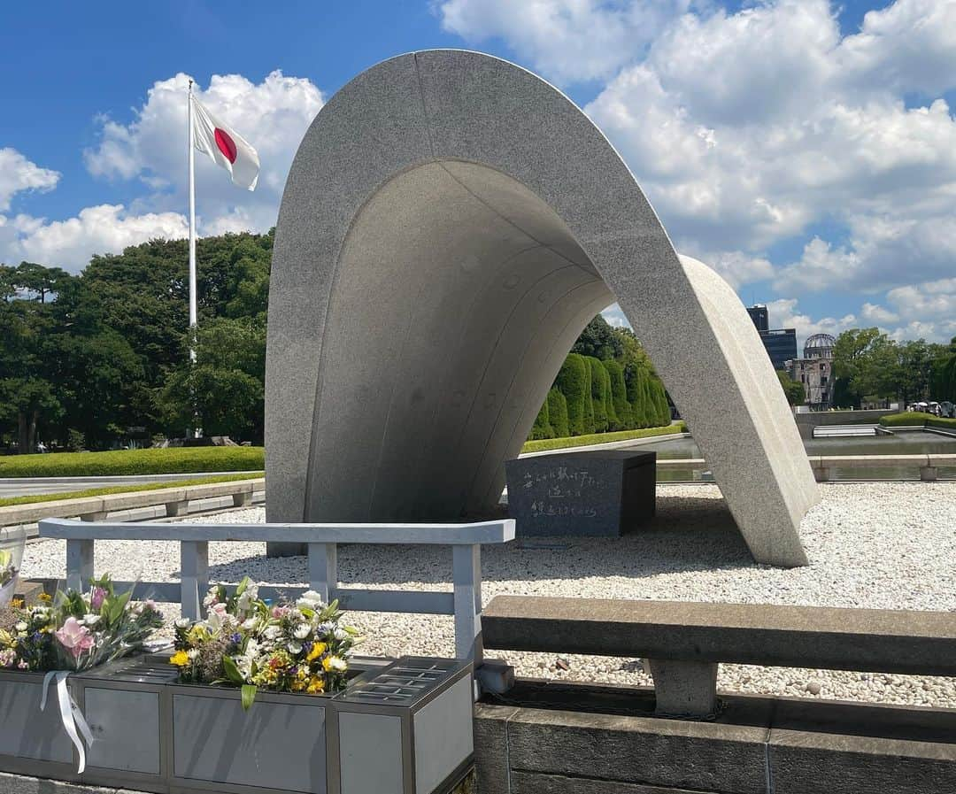 鷹木信悟さんのインスタグラム写真 - (鷹木信悟Instagram)「朝の散歩がてら...🚶‍♂️ 丁度1日だし、護国神社も参拝⛩️ #必勝祈願 #prowrestler #njpw #広島 #原爆ドーム #平和記念公園」8月1日 19時10分 - takagi__shingo