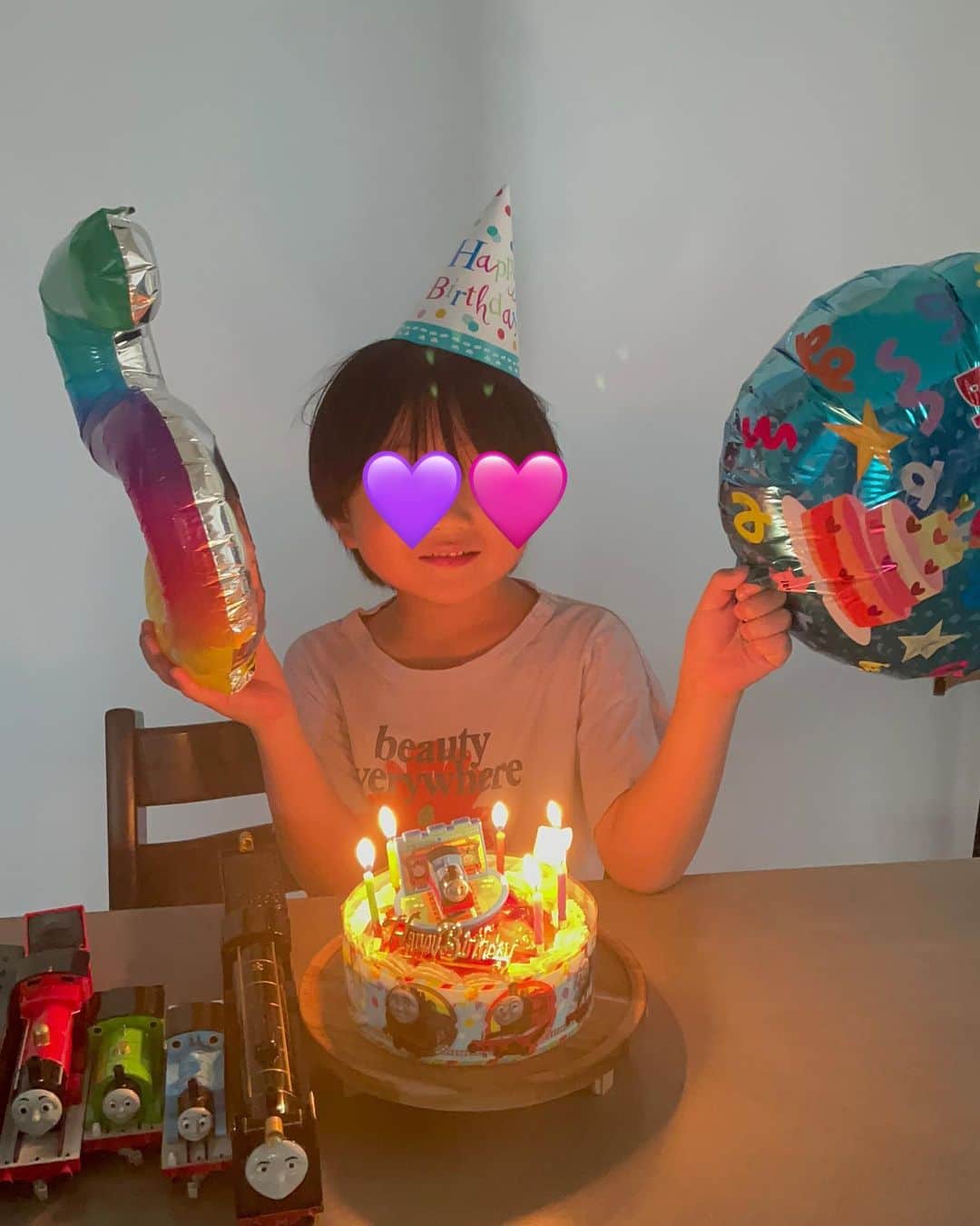 岸野里香のインスタグラム：「長男が5歳のお誕生日を 迎えました🎂💜💜 Happy birthday👦🏻  このぷにぷにほっぺたが いつかしゅっとしてしまうと 考えると寂しい🥹😂」