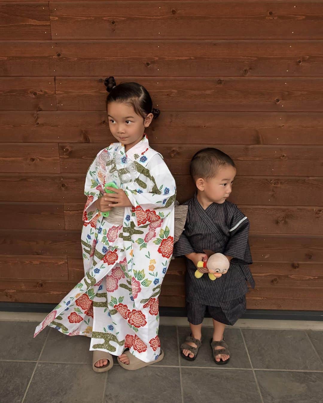 MOYAのインスタグラム：「自分が小さい頃、 浴衣着てお祭りに行った想い出って とっても印象に残ってるから💭 彼らの思い出の中にも残ってるといいな♡ 下駄は履いてくれないし 白目しかしてくれないけど🙄 (しかも浴衣合わせ逆だった、、🫠🫠🫠)  私も次は浴衣着ようかな😗🫶✨✨  #夏祭り #姉弟 #浴衣 #子育て日記  #6歳 #2歳」