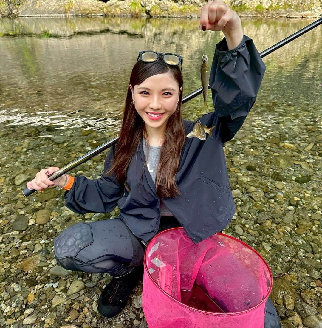 宮田亜夢のインスタグラム：「８月入った〜😭😭😭泣泣  近づいてきたよ〜❗️大鮎のシーズンが😍🫶🏻  #sweetfish   #鮎釣り #鮎 #友釣り #延べ竿 #ライトスタイル #ダイワ  #DAIWA  #宮田あゆ #釣り #fishing #fishinglife #fishingday  #낚시 #川 #渓流 #渓流釣り  #camp #清流 #outdoor #outdoors #nature #naturelover #japanesestyle #japan」