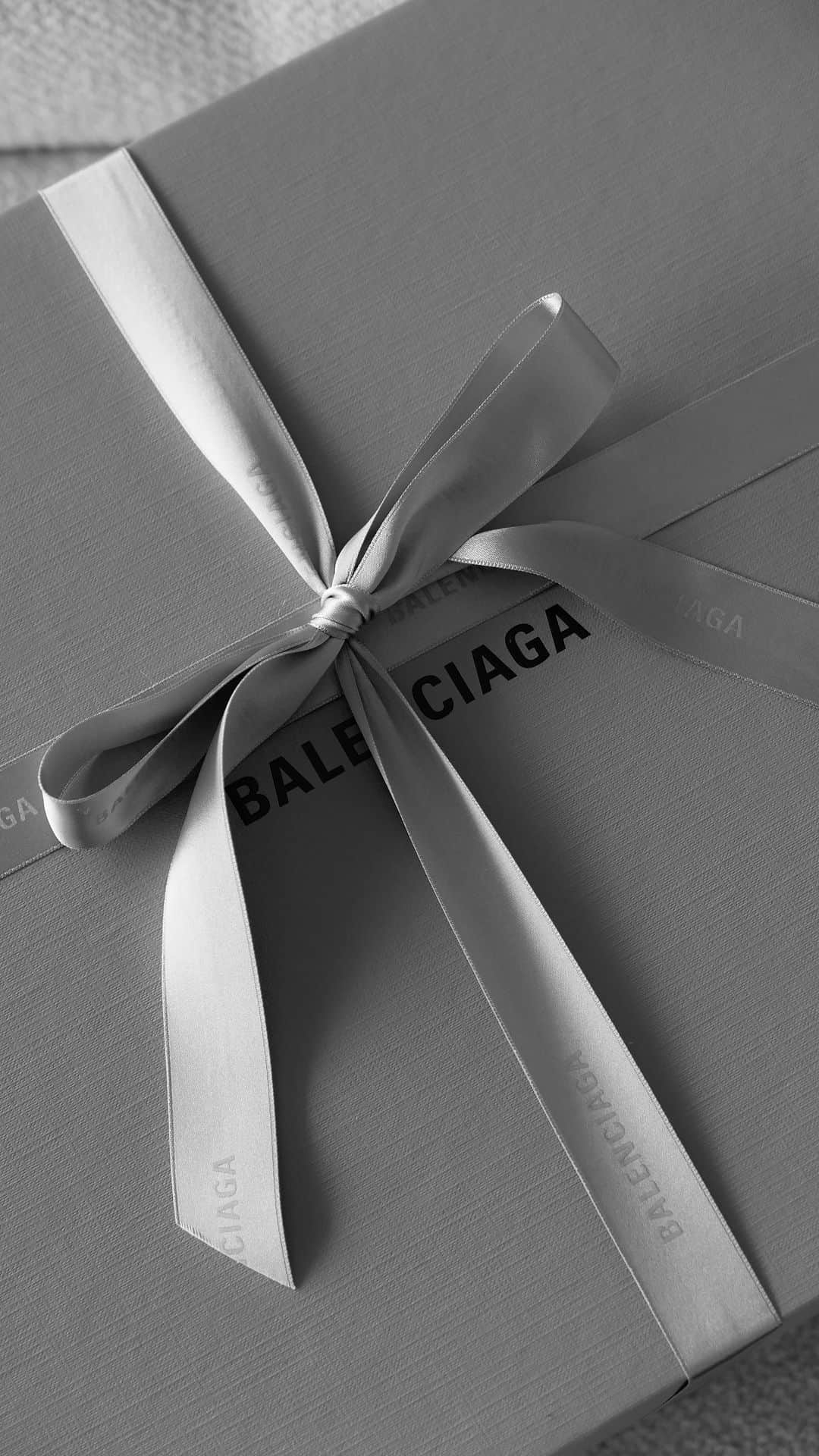 大屋夏南のインスタグラム：「Special delivery from @balenciaga 🤍」