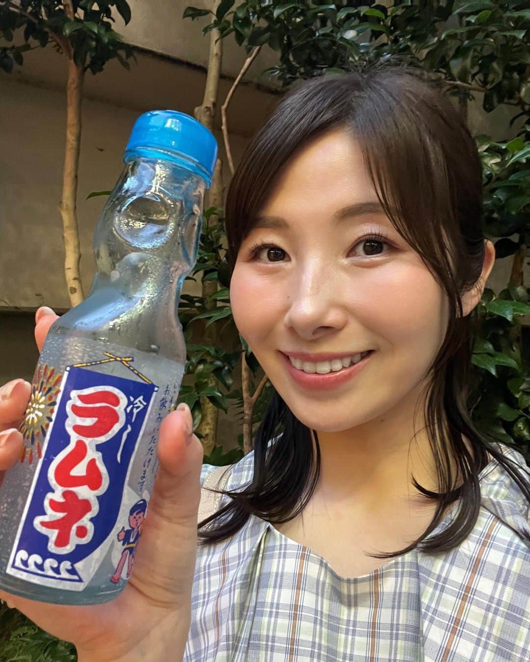 齋藤恵梨のインスタグラム：「. 【ひるまえほっと】 . きょうは「移動古本屋」の話題をお伝えしました🚙 . 私は推理小説が好きで 通勤電車の中でよく読んでいるのですが、 この前あまりにも集中しすぎて 2駅乗り過ごしてしまいました… 1駅ならまだしも… これからは気をつけます🚃 . ひるまえほっとは さいたま局のHPやNHKプラスからご覧いただけます！ . . . 仕事終わりにちょっとだけ 中山道まつりに行ってきました〜 . ラムネ🥳🥳🥳 . . #NHKさいたま #キャスター」