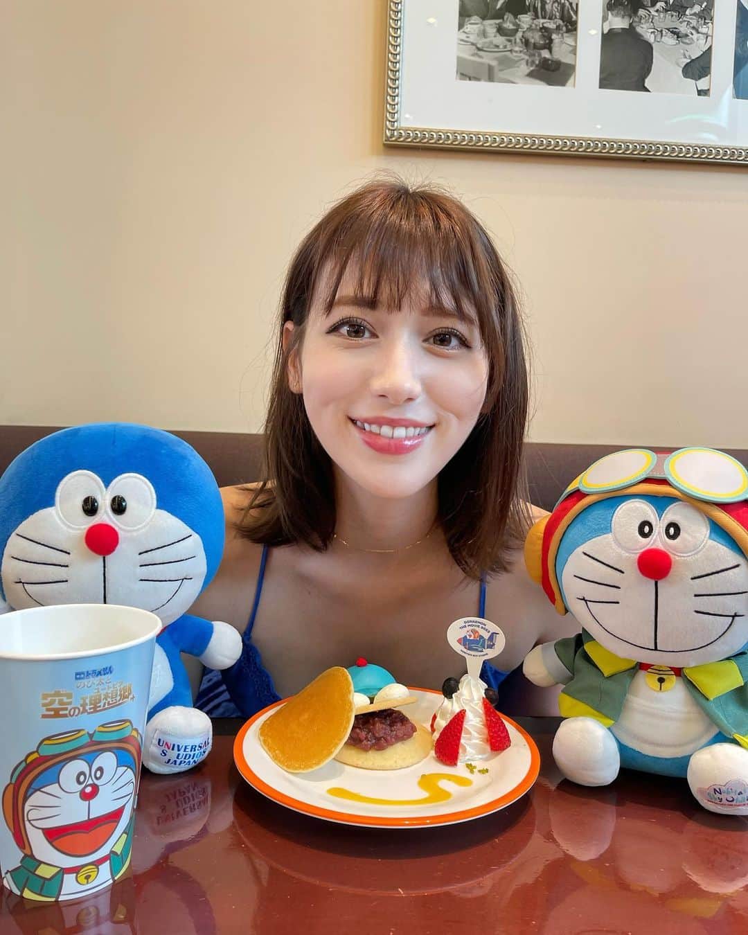 アシュリー千帆のインスタグラム：「.  とりあえず着いた瞬間お腹すいたので パンケーキとビールを頂く🥞´-🍻  前回のUSJドラと 今回のUSJドラと共に🩵  暑い日のビールと仕事終わりのビールはたまらんねぇぇ！！  .」