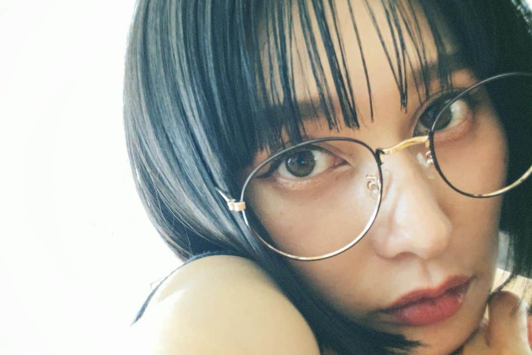 佐藤乃莉のインスタグラム：「また、  メガネ  かけれる世の中に…  なってる…？  と信じたい。 　　  #メガネ女子#メガネ#メガネ好き#メガネ」