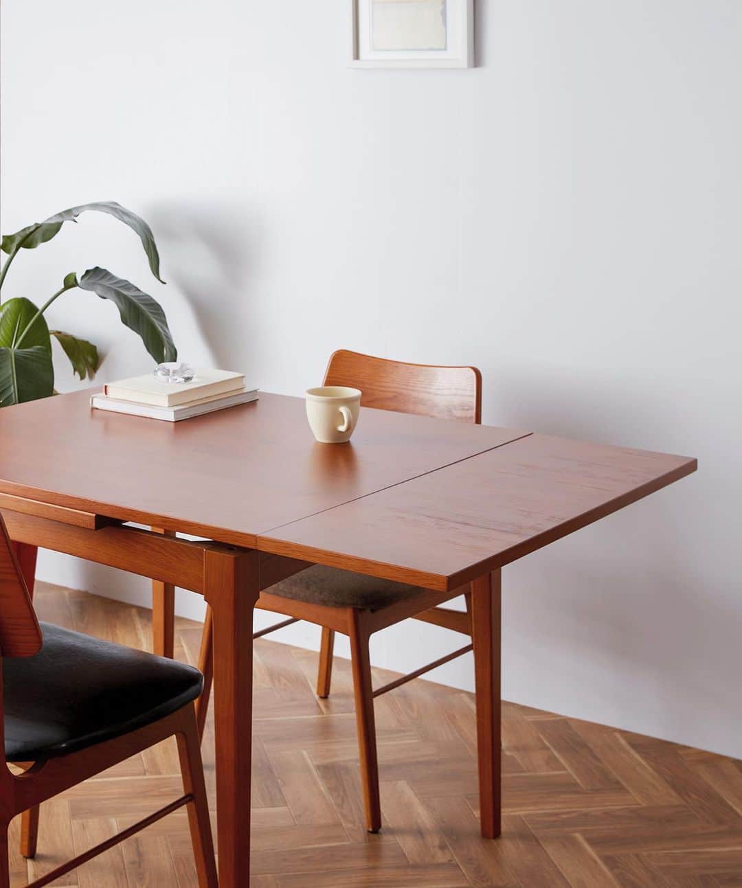 journal standard Furnitureさんのインスタグラム写真 - (journal standard FurnitureInstagram)「"HABITAT DINING TABLE"は、片側・両側と天板を2段階に伸ばすことができる伸縮式で、 伸長させることで天板が120cm,150cmのサイズに。 ⁡ 普段1～3人で食卓を囲むケースが多い方には十分なサイズ感でお部屋にゆとりが生まれます。 ⁡ 来客がある際は簡単な操作でテーブルサイズを変えられて5~6人でもテーブルを囲めるので、 サイズに悩まれている方にはぴったりのダイニング！ ⁡ --- ⁡ ■HABITAT DINING TABLE ¥79,200 ⁡ ■DINING CHAIR ￥28,600 ⁡ — ⁡ #journalstandardfurniture #acmefurniture #baycrews #furniture #interior #dining  #diningtable #chair #kitchen #livingdining #extensiontable #vintage #homeparty #table #desk #interiordesign」8月1日 21時00分 - js_furniture