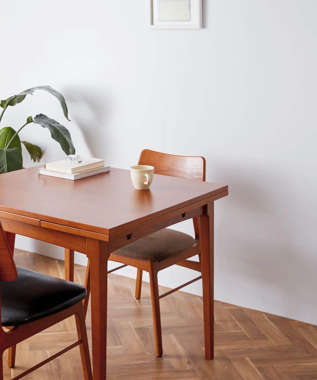 journal standard Furnitureさんのインスタグラム写真 - (journal standard FurnitureInstagram)「"HABITAT DINING TABLE"は、片側・両側と天板を2段階に伸ばすことができる伸縮式で、 伸長させることで天板が120cm,150cmのサイズに。 ⁡ 普段1～3人で食卓を囲むケースが多い方には十分なサイズ感でお部屋にゆとりが生まれます。 ⁡ 来客がある際は簡単な操作でテーブルサイズを変えられて5~6人でもテーブルを囲めるので、 サイズに悩まれている方にはぴったりのダイニング！ ⁡ --- ⁡ ■HABITAT DINING TABLE ¥79,200 ⁡ ■DINING CHAIR ￥28,600 ⁡ — ⁡ #journalstandardfurniture #acmefurniture #baycrews #furniture #interior #dining  #diningtable #chair #kitchen #livingdining #extensiontable #vintage #homeparty #table #desk #interiordesign」8月1日 21時00分 - js_furniture