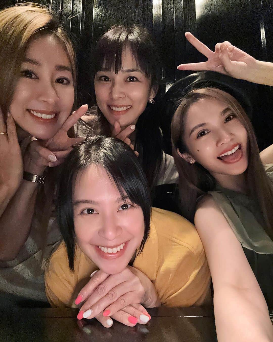 レイニー・ヤンのインスタグラム：「八月的第一天 與我的愛人們相見 讓這個月有了美好的開始🩷  #4inlove #bff #愛人們」